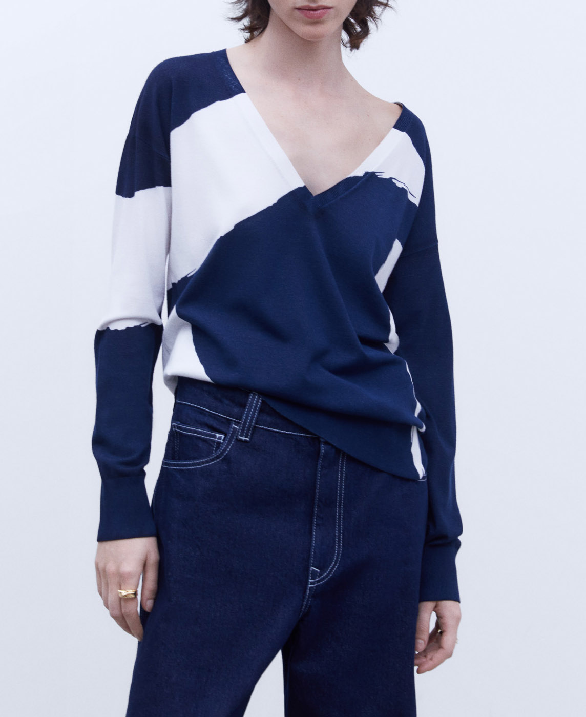Jersey estampado con escote en pico image number 0