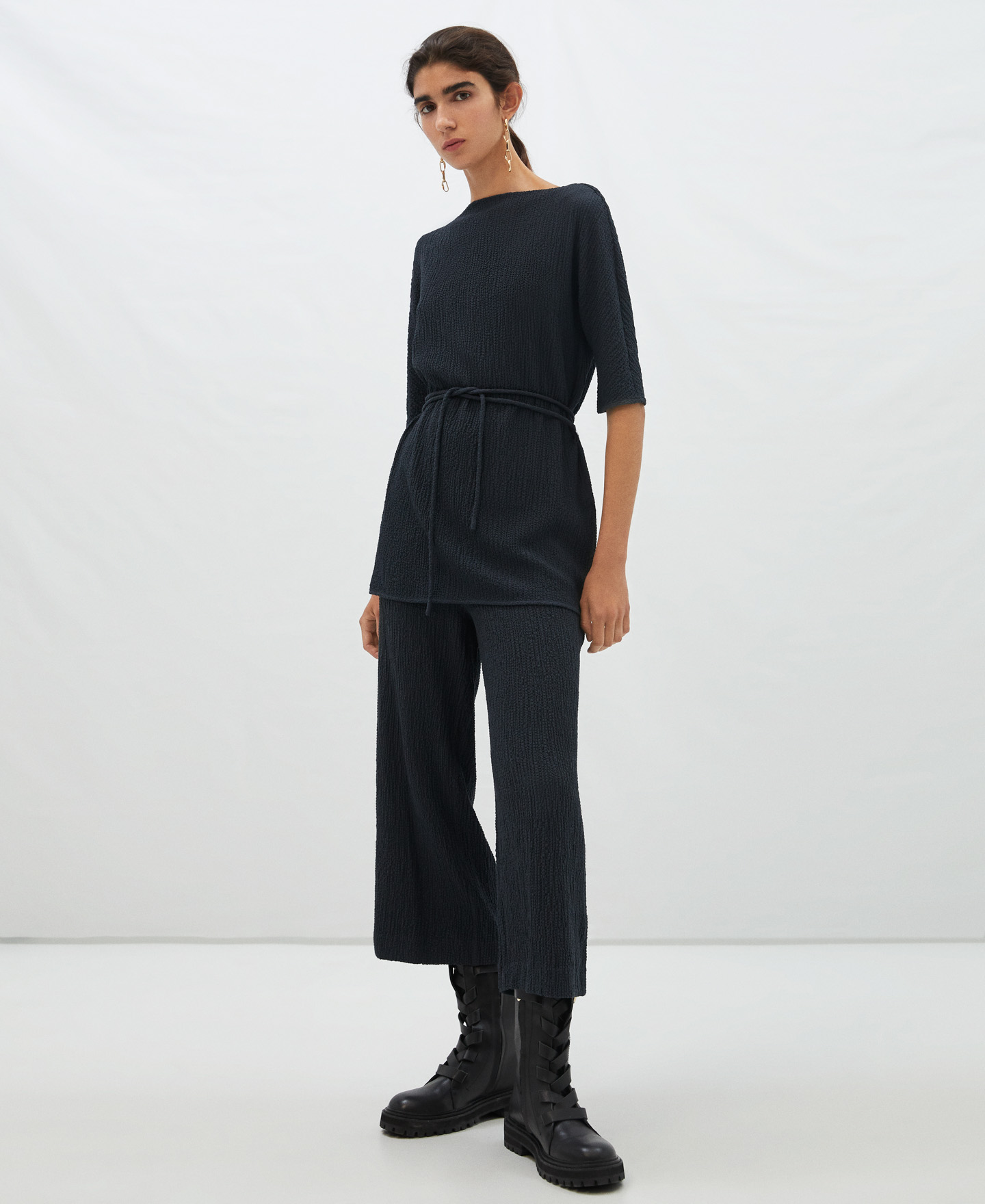 Blusa tejido arrugado con cuello barco image number 1