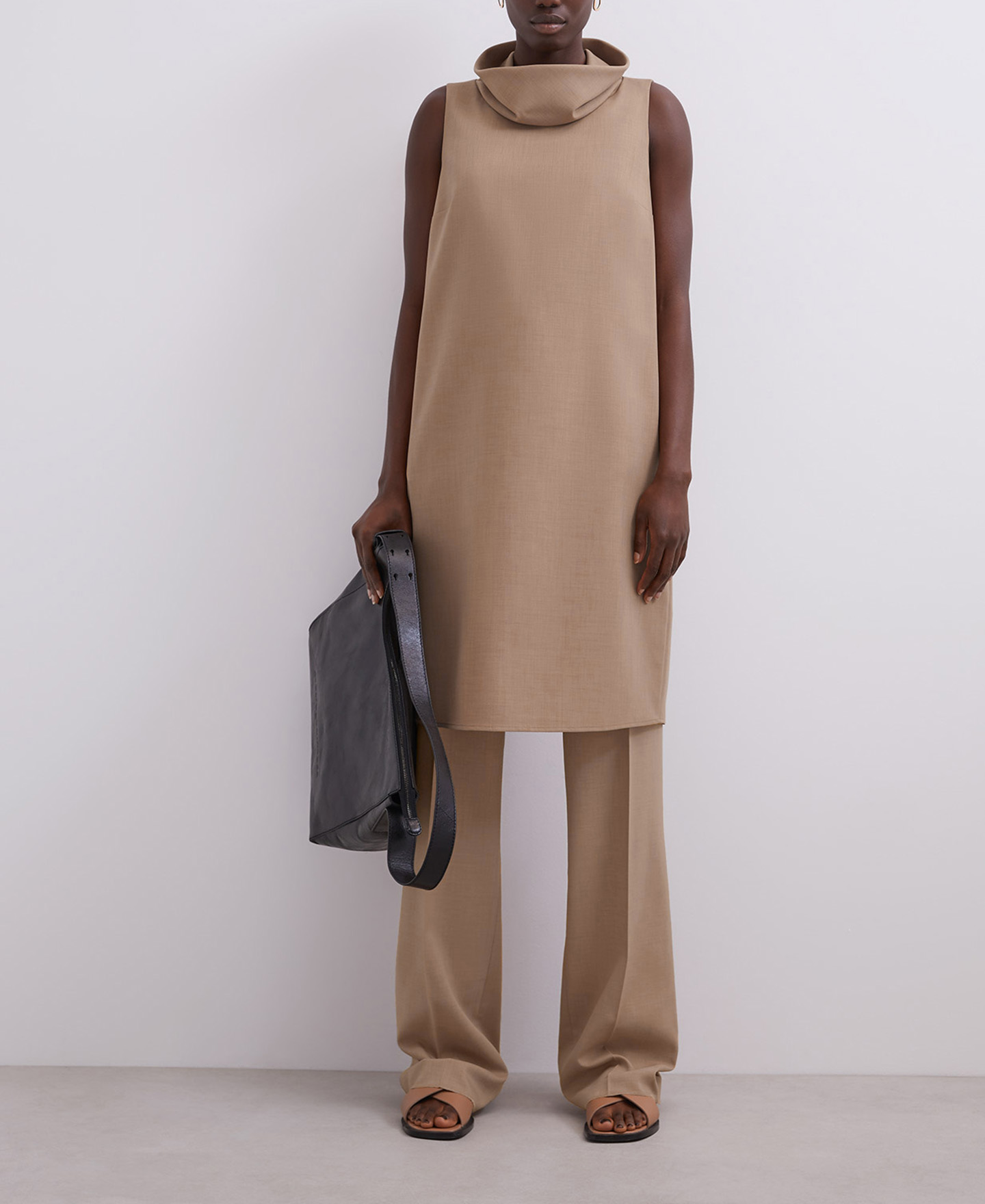 High-waisted straight trousers image number 3