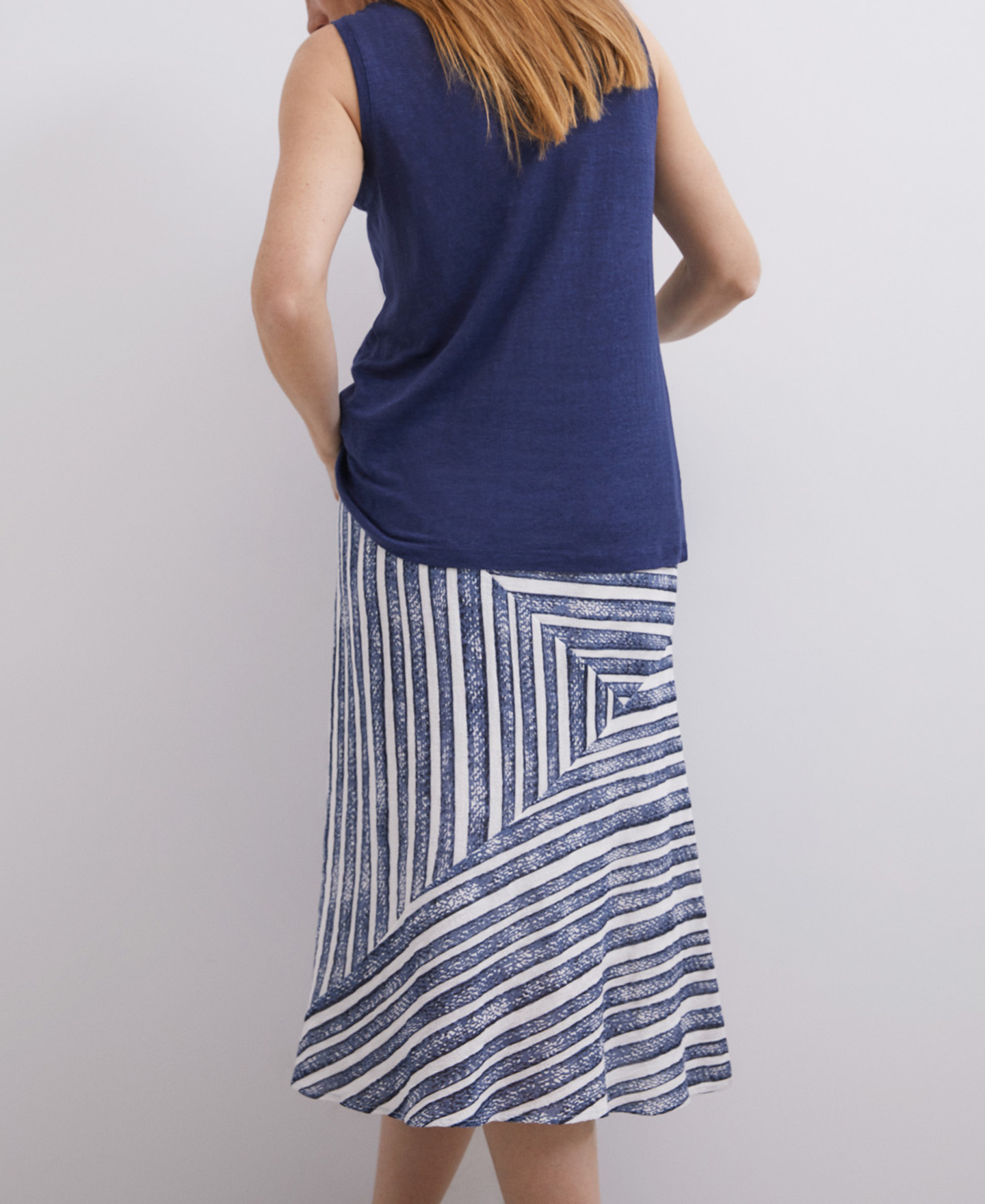 Sleeveless linen t-shirt image number 1