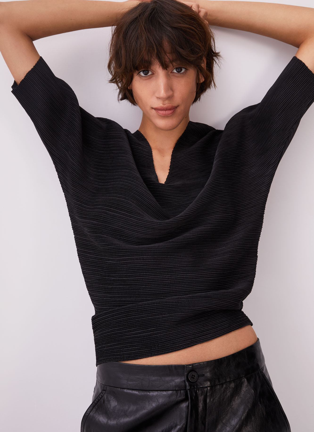 Crinkle sweatshirt with v-neckline image number 2