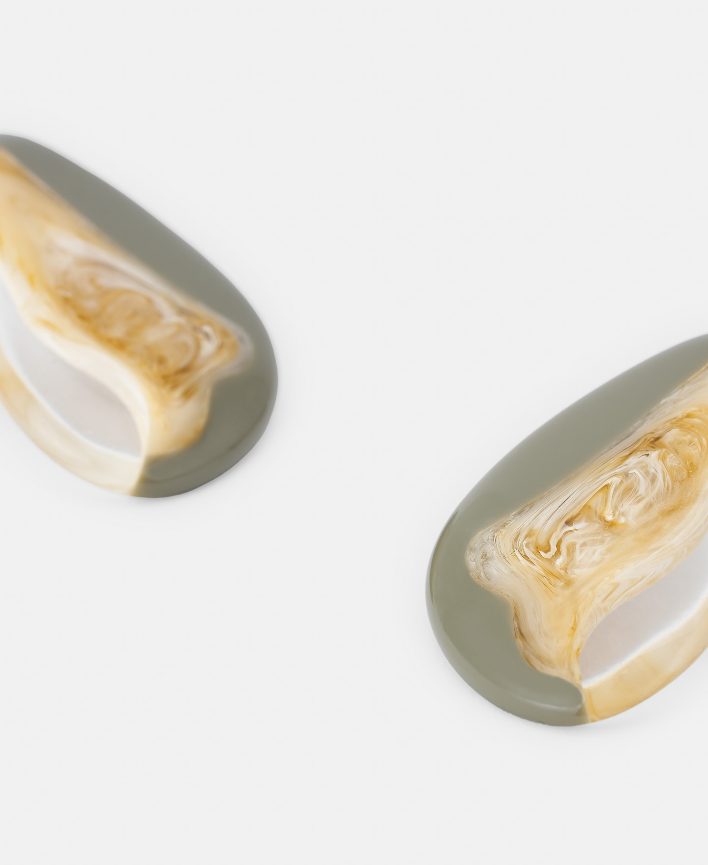 Semicircular blue resin earrings image number 2