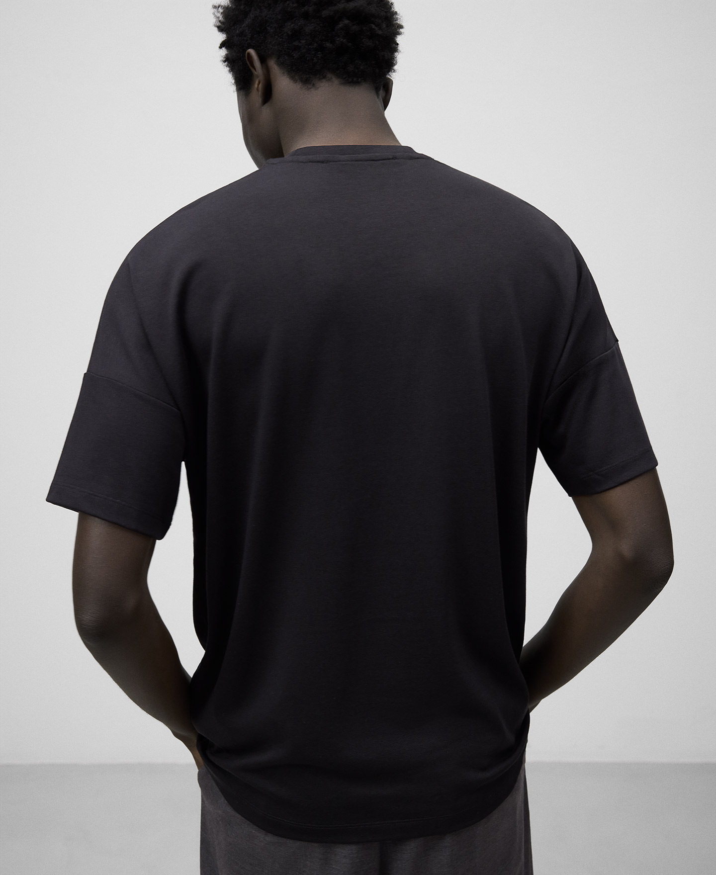 Camiseta relaxed fit negra hombre image number 2