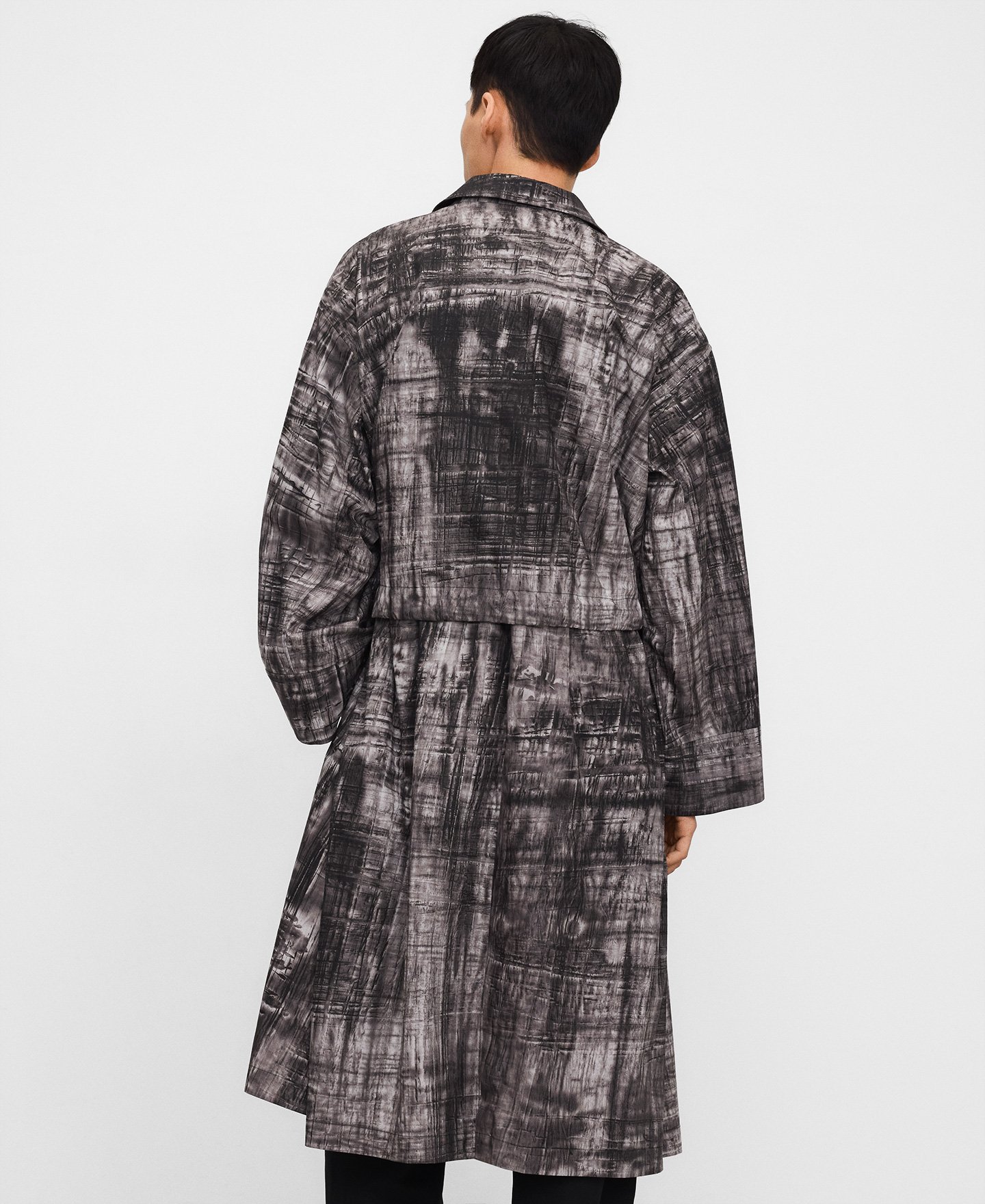 Gabardina oversize estampada con capa image number 2