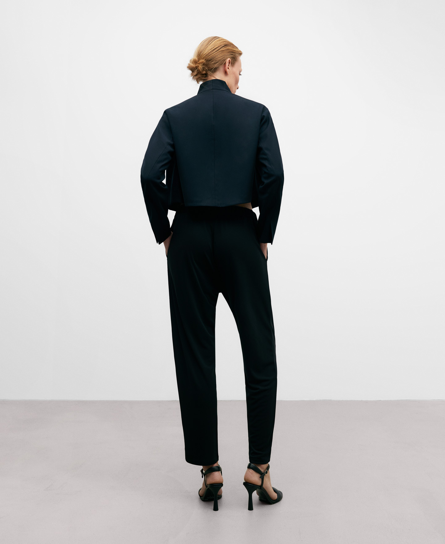 Pantalón jogger negro image number 2