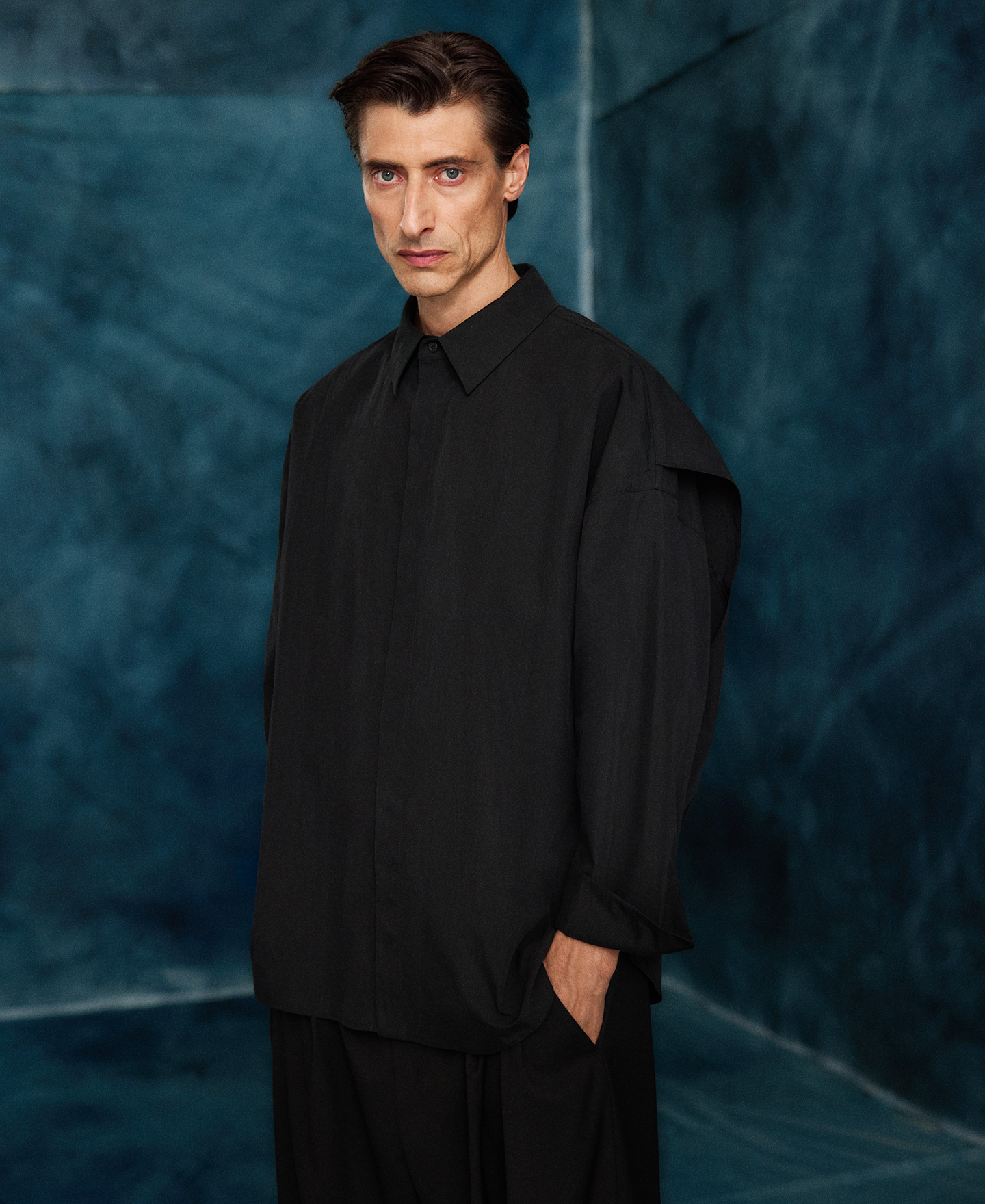 Camisa oversize capa en espalda hombre image number 0