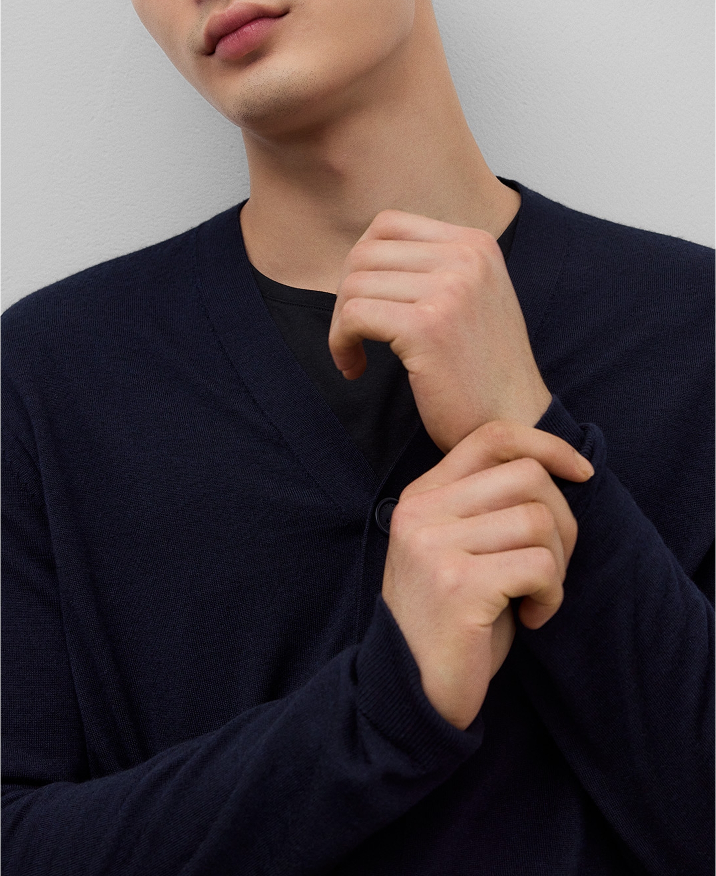 Navy blue merino wool cardigan man image number 3