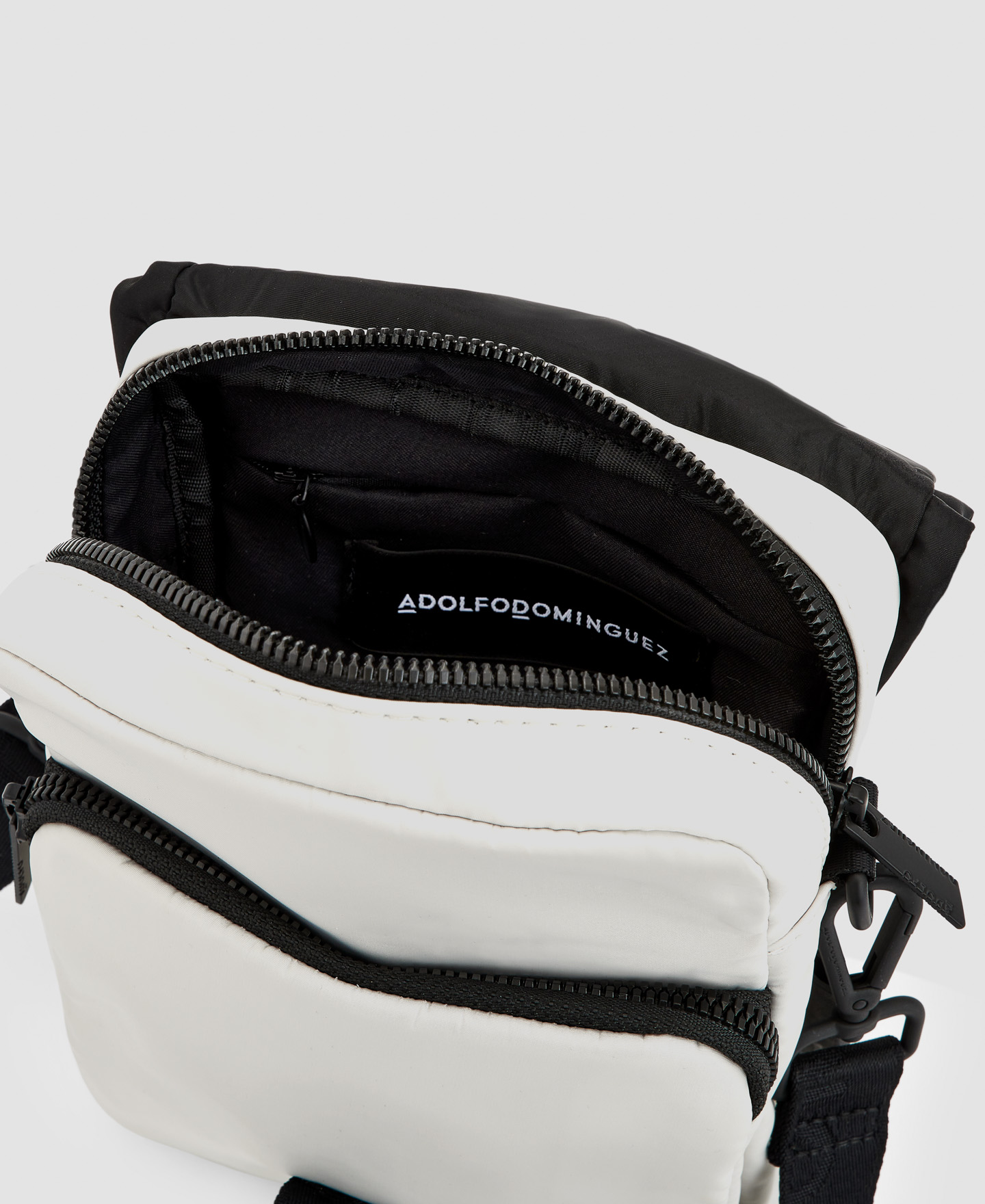 Nylon carabiner shoulder bag image number 3