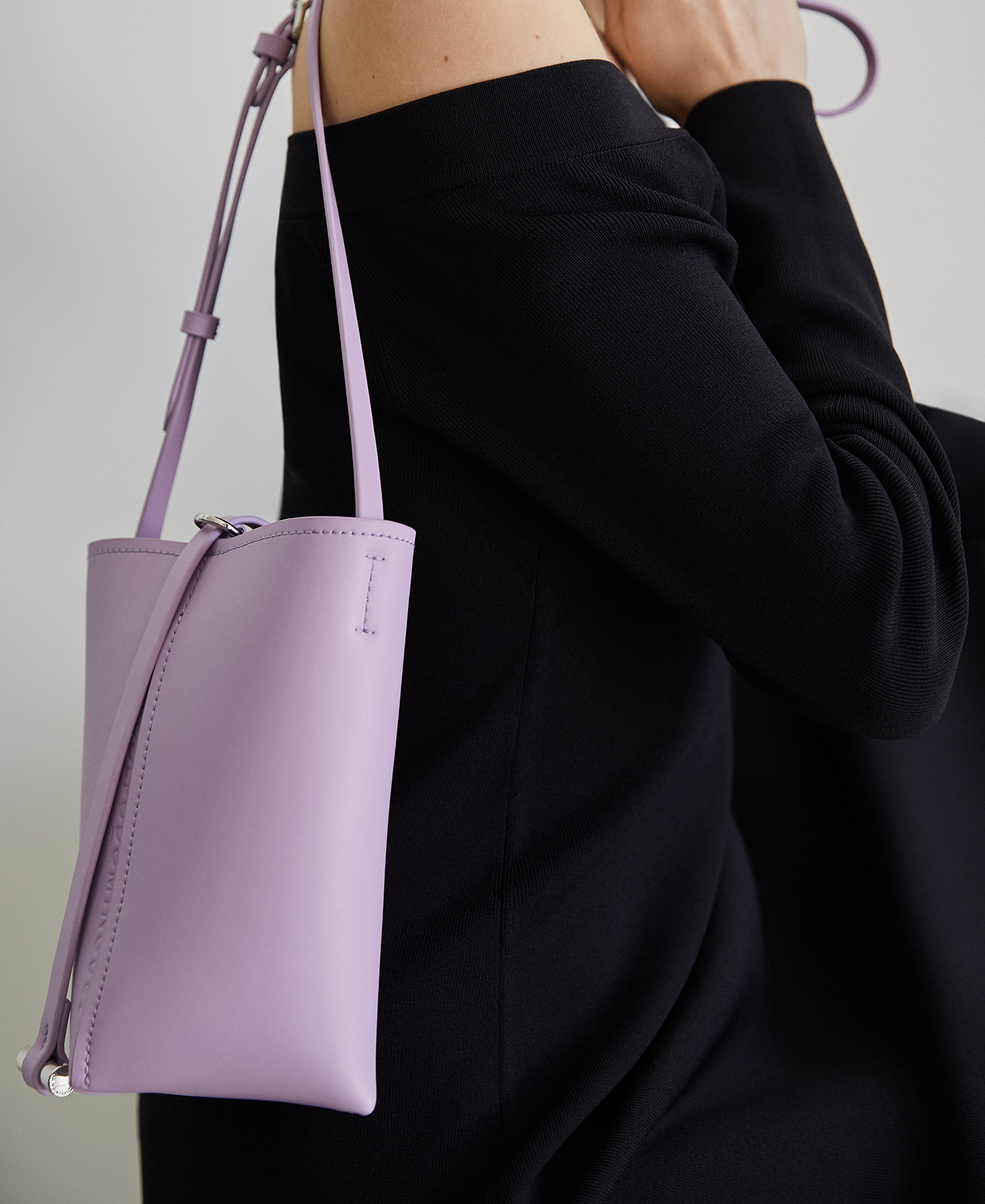 Bolso saco en piel vaqueta image number 3