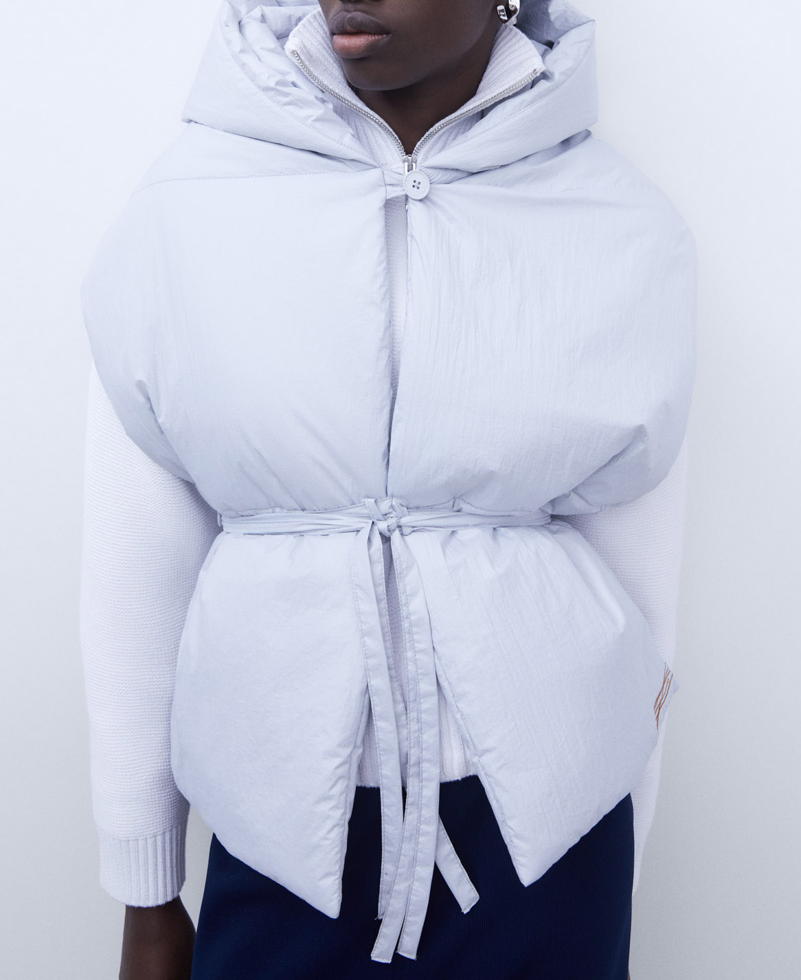 Veste sans manches à capuche en nylon image number 0