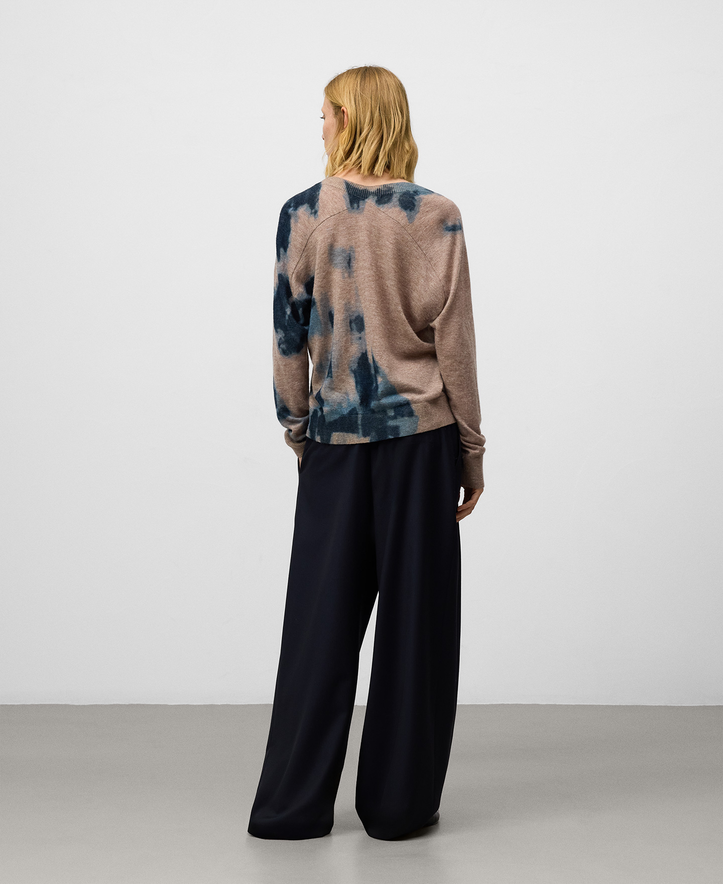 V-neck printed knit sweater woman image number 2