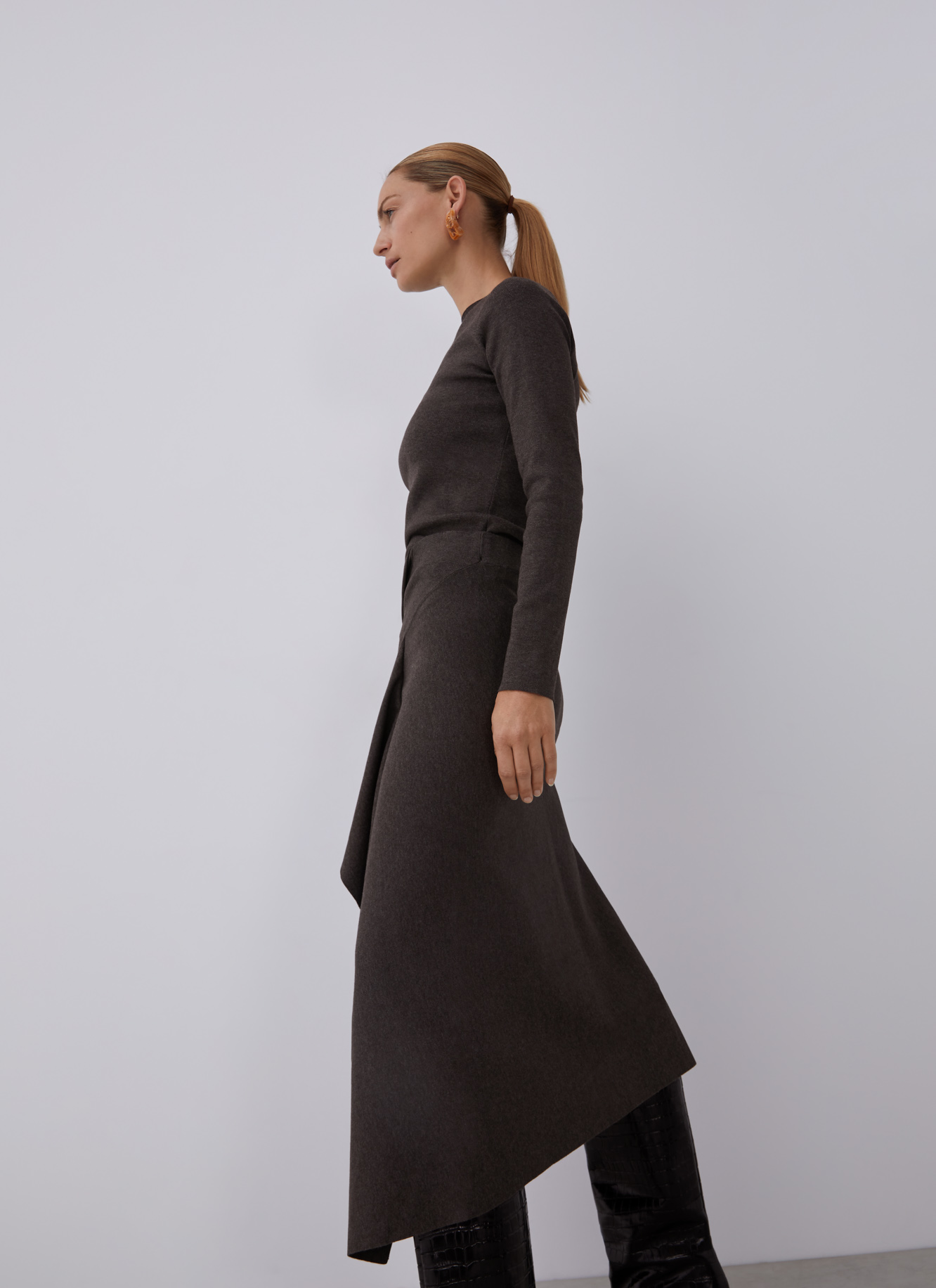 Thick stretch-knit skirt with godet image number 3