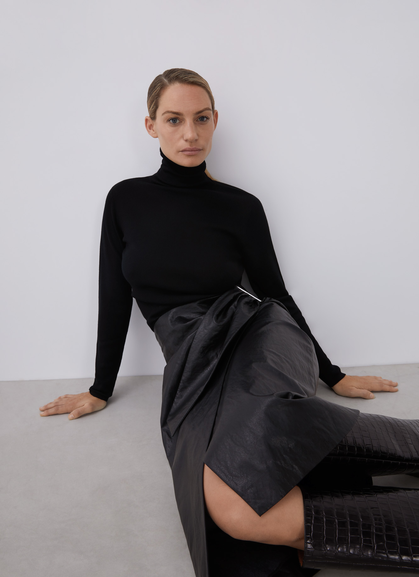 Crossed midi skirt with belt image number 4
