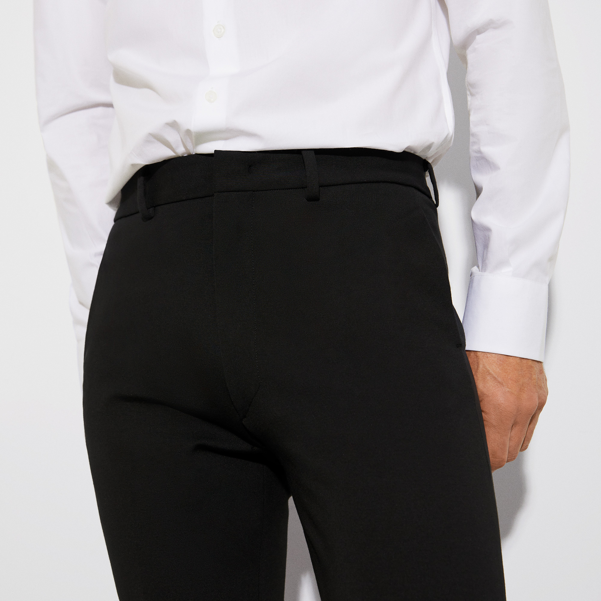 Pantalón slim fit en viscosa elástica image number 2