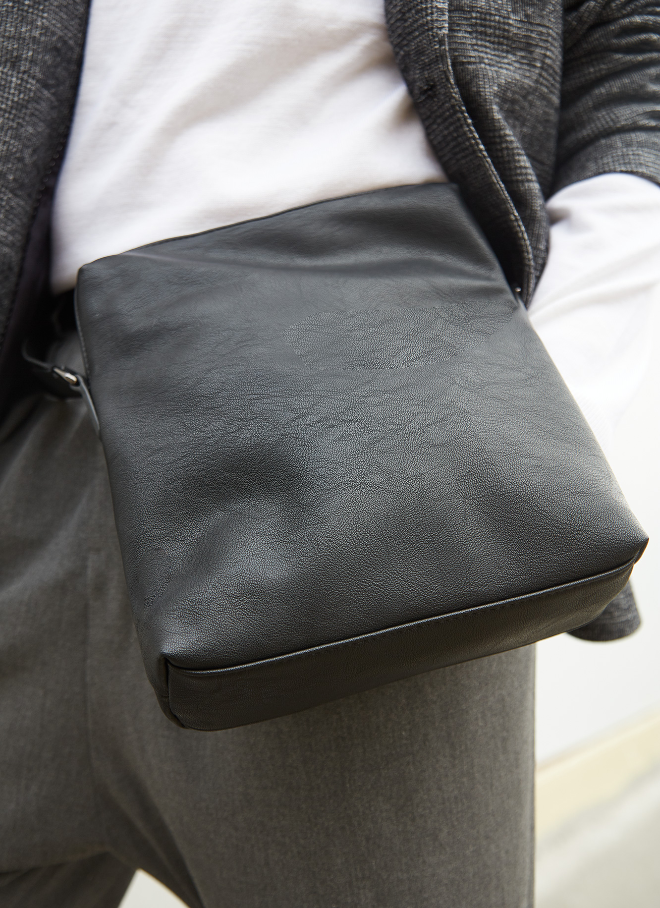 Textured crossbody bag with front pocket image number 3