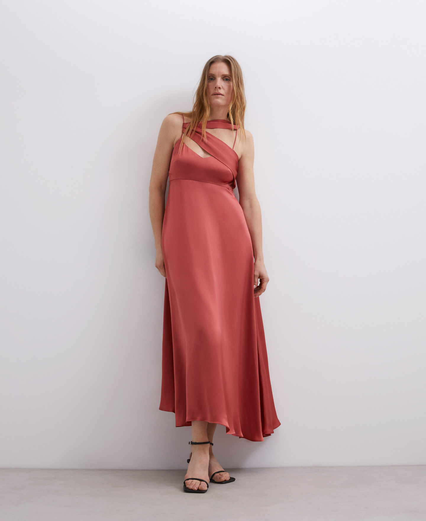 Vestido midi de tirantes en viscosa image number 1