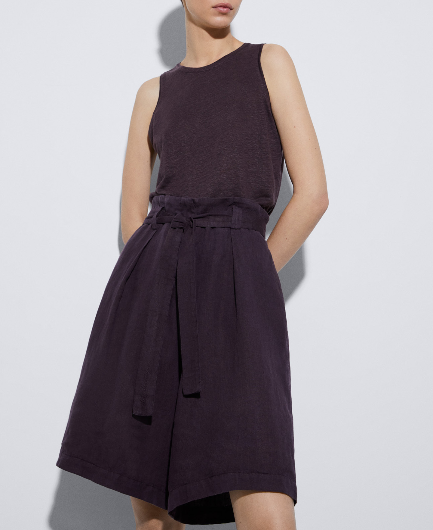Knee-length linen Bermuda shorts image number 0