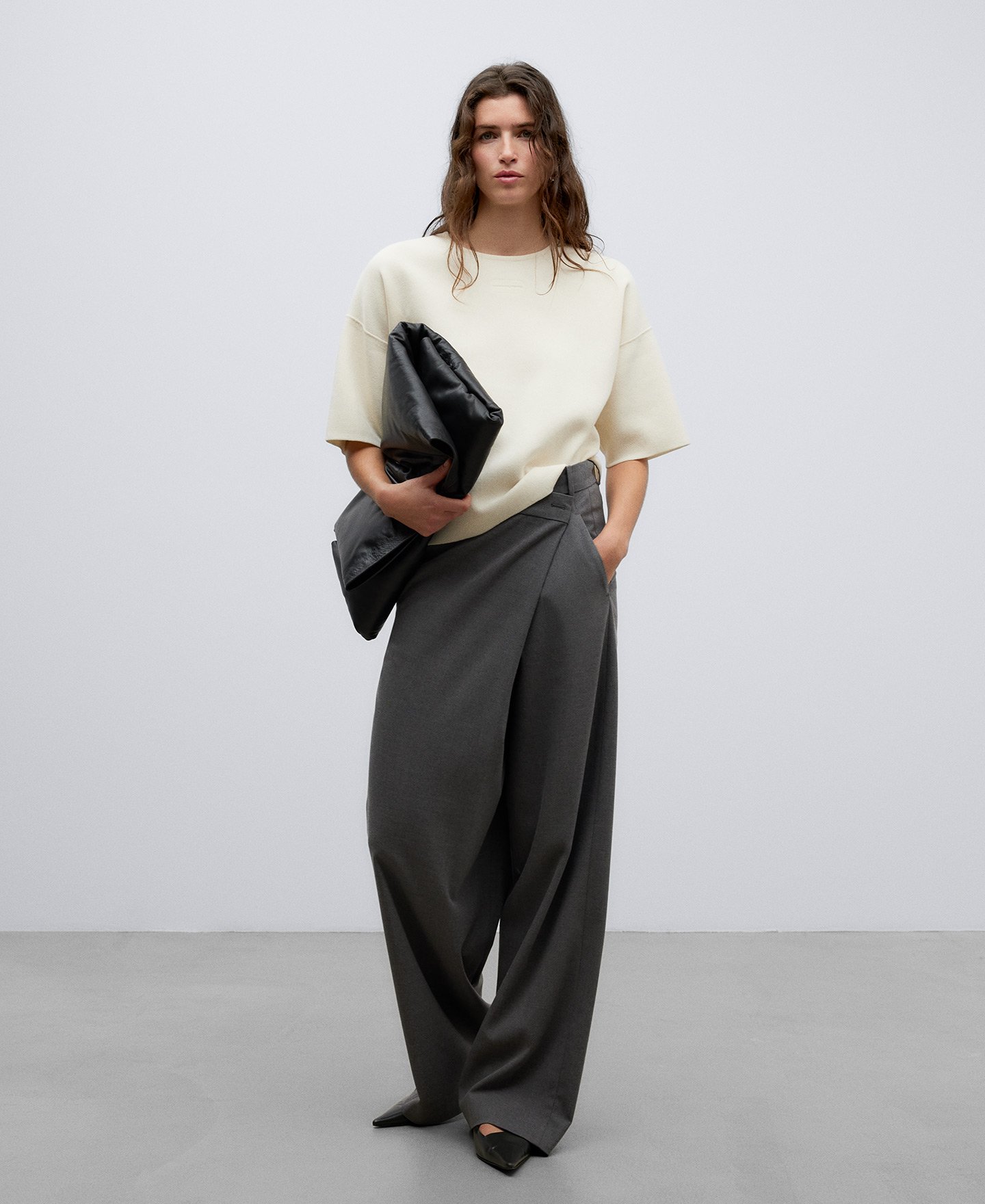 Pantalón sastre asimétrico gris mujer image number 1