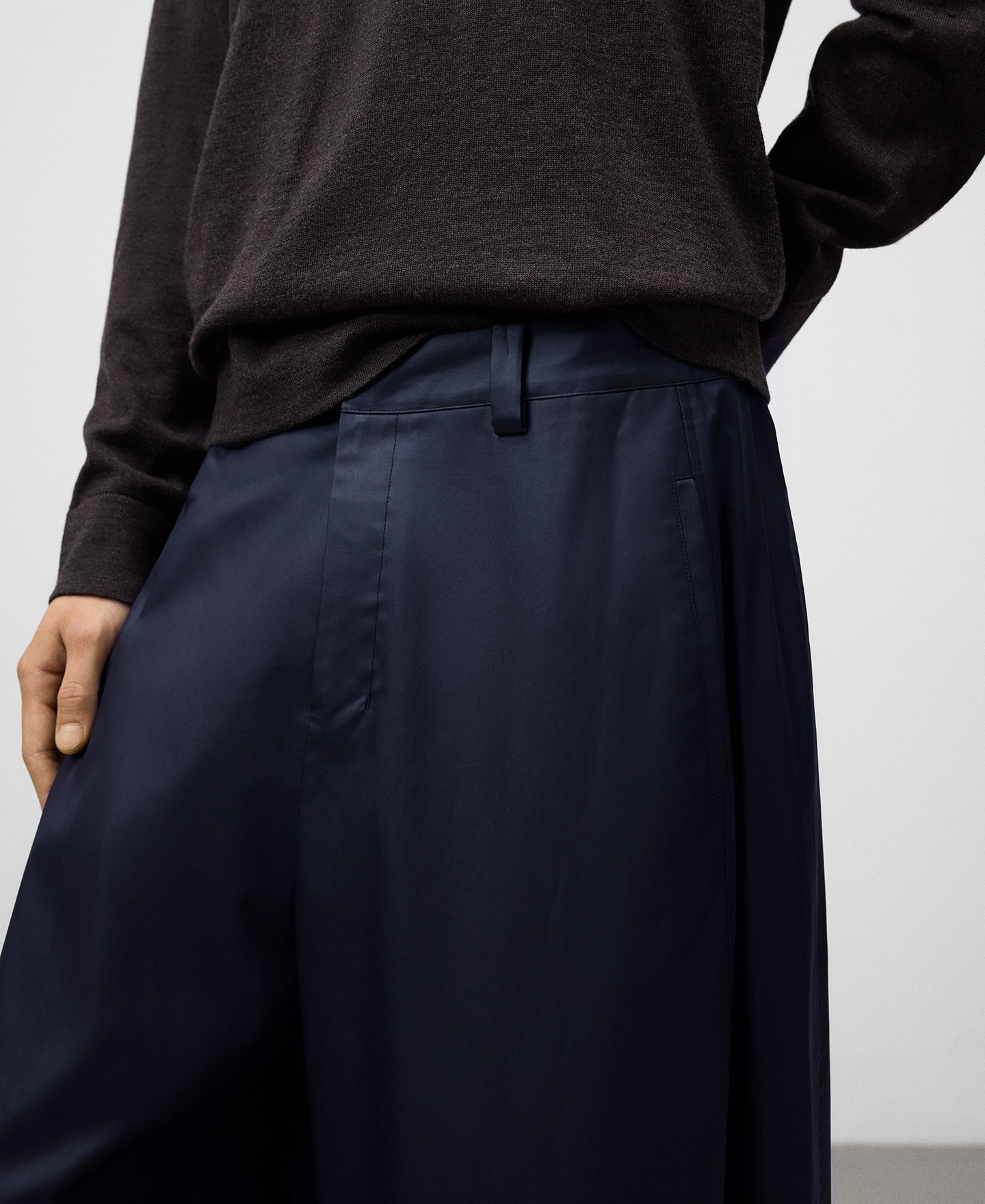 Navy blue barrel fit trousers man image number 3