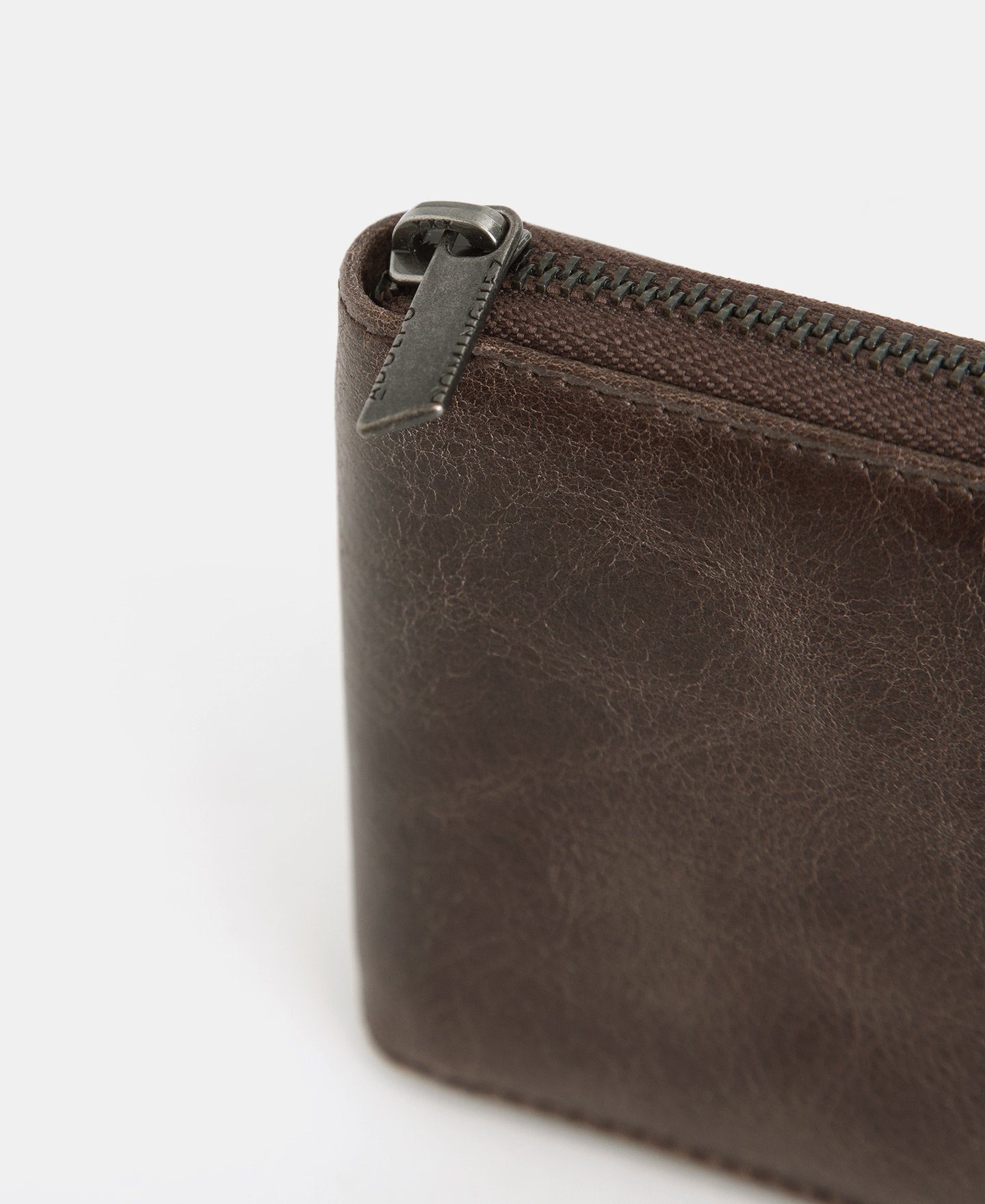 Cartera en piel con cierre cremallera image number 2