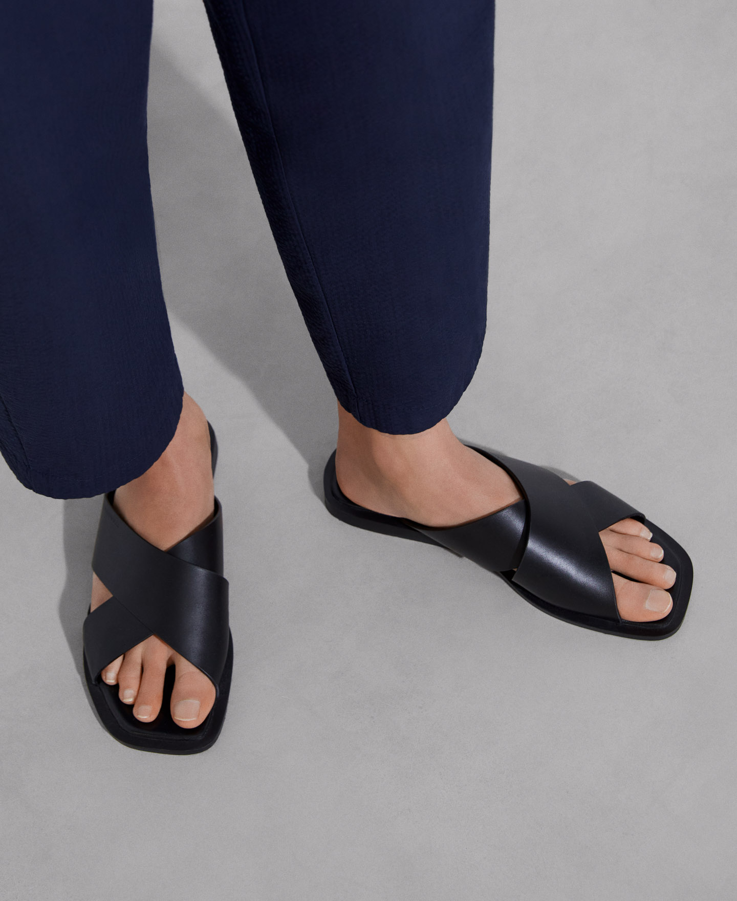 Leather crossed sandal image number 3