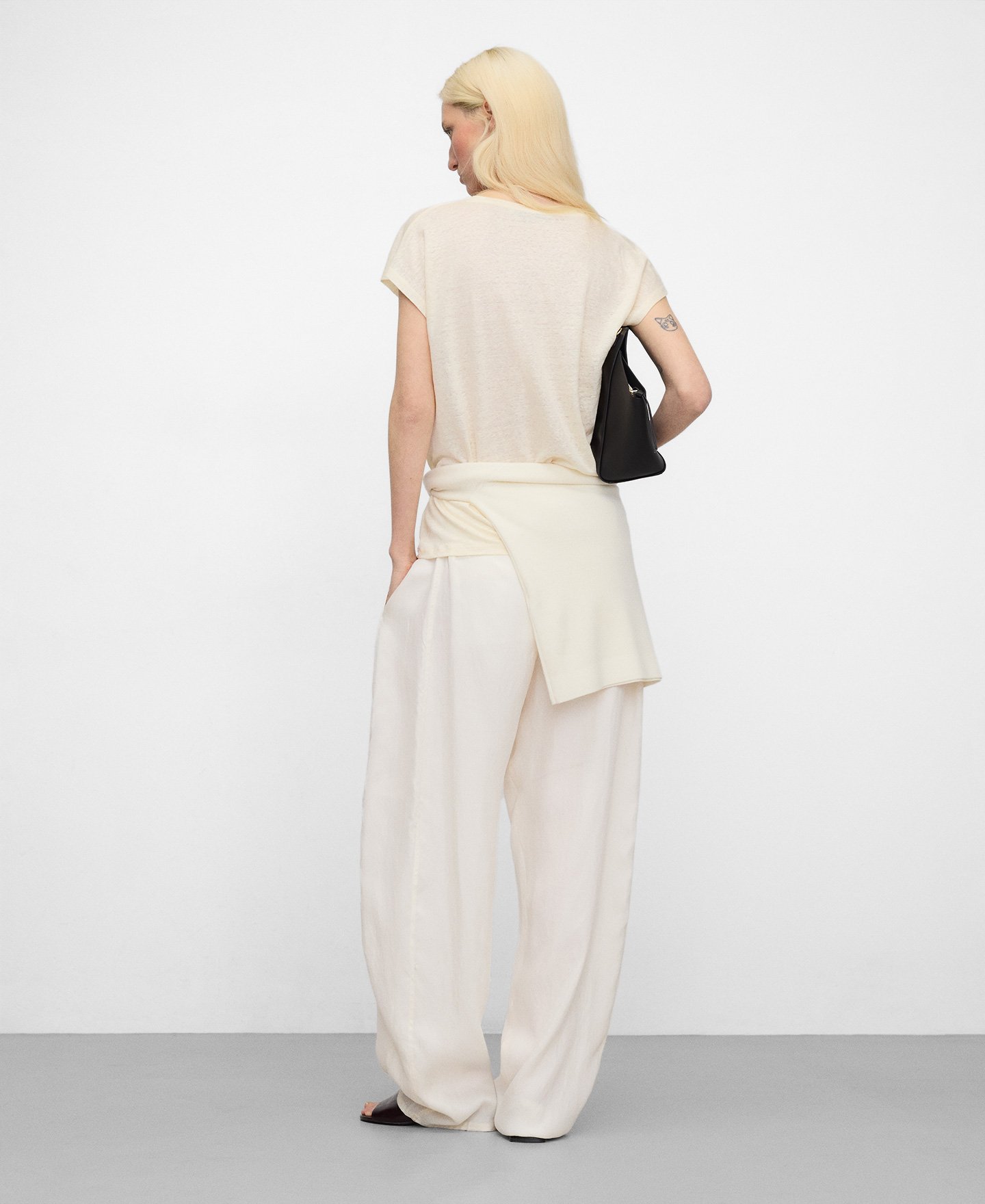 Gerades T-Shirt mit V-Ausschnitt aus europ&auml;ischem Leinen image number 2