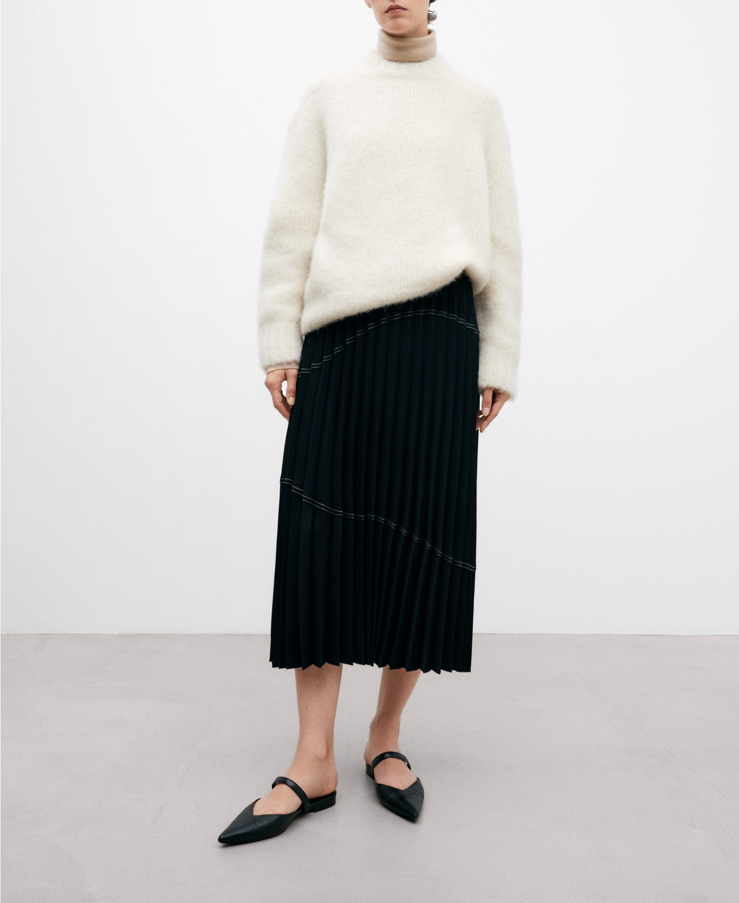 Falda plisada negra mujer image number 1