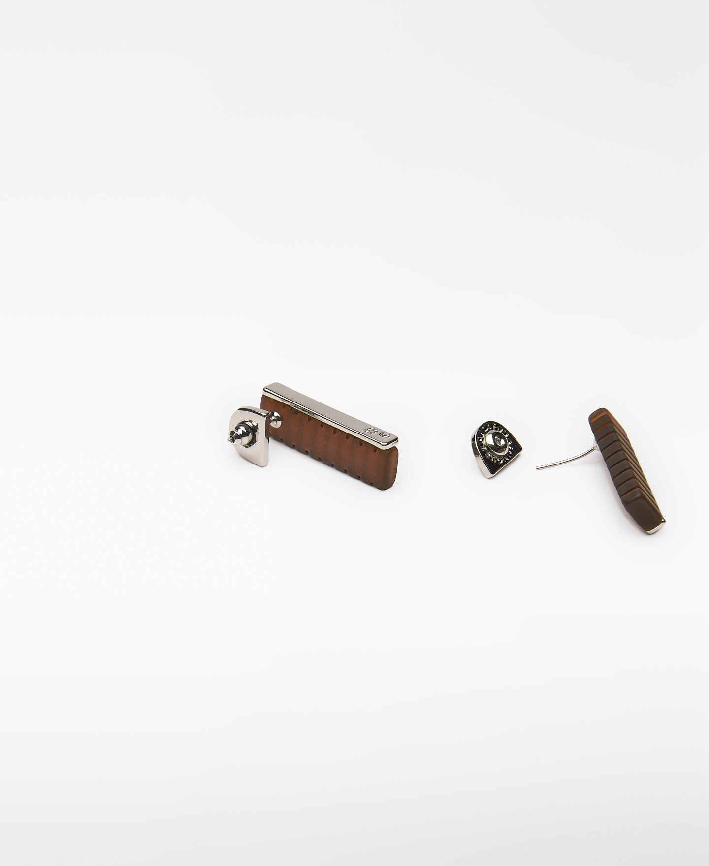 Matte resin grid earrings woman image number 2