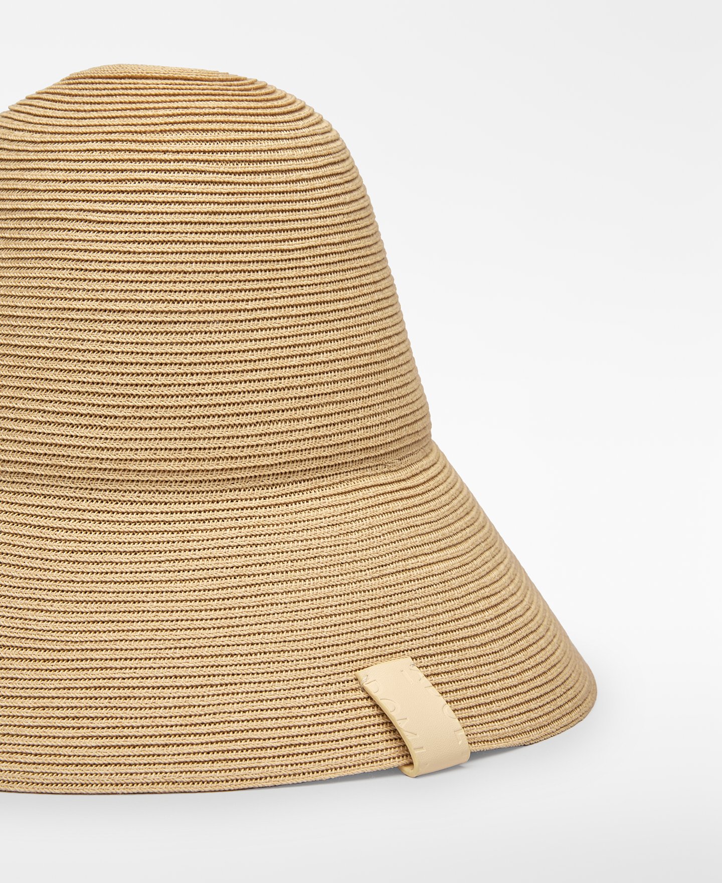 Strukturierter Hut aus Papier image number 1
