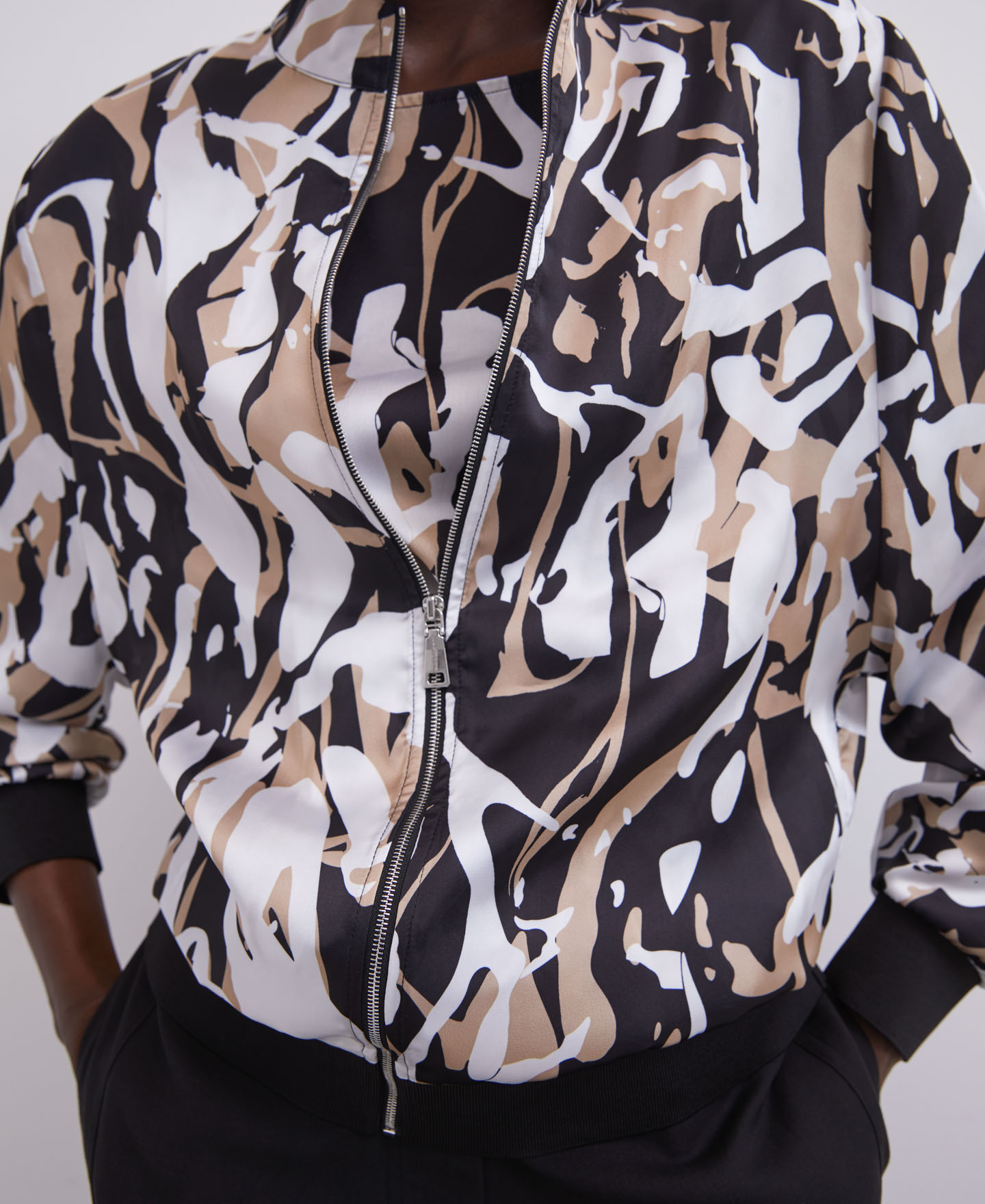 Chaqueta bomber estampada image number 2