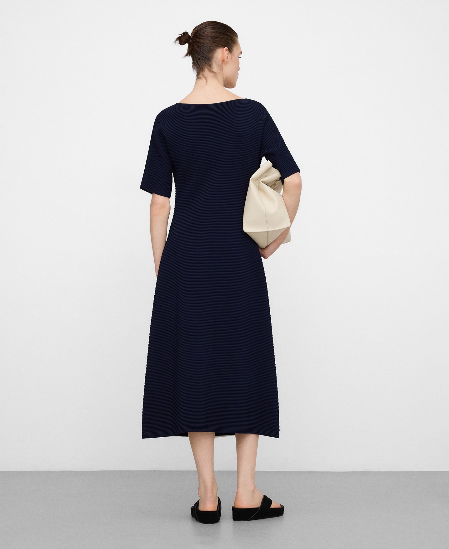 Vestido assim&eacute;trico estruturado em malha image number 2