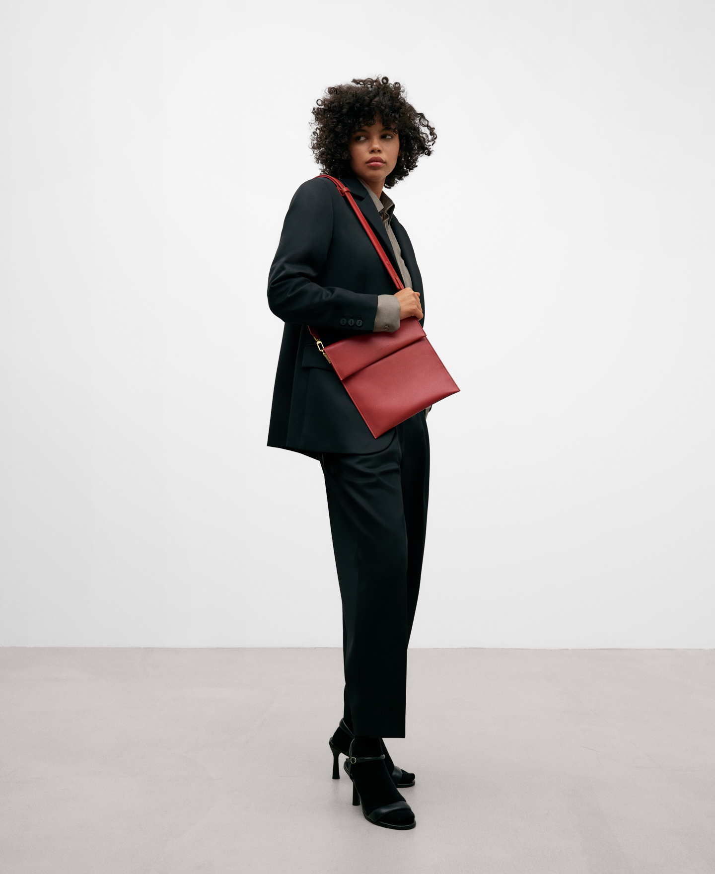 Recycled material shoulder bag for women image number 4