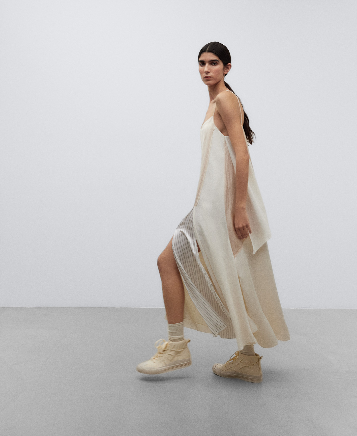 Zapatilla alta beis mujer image number 4