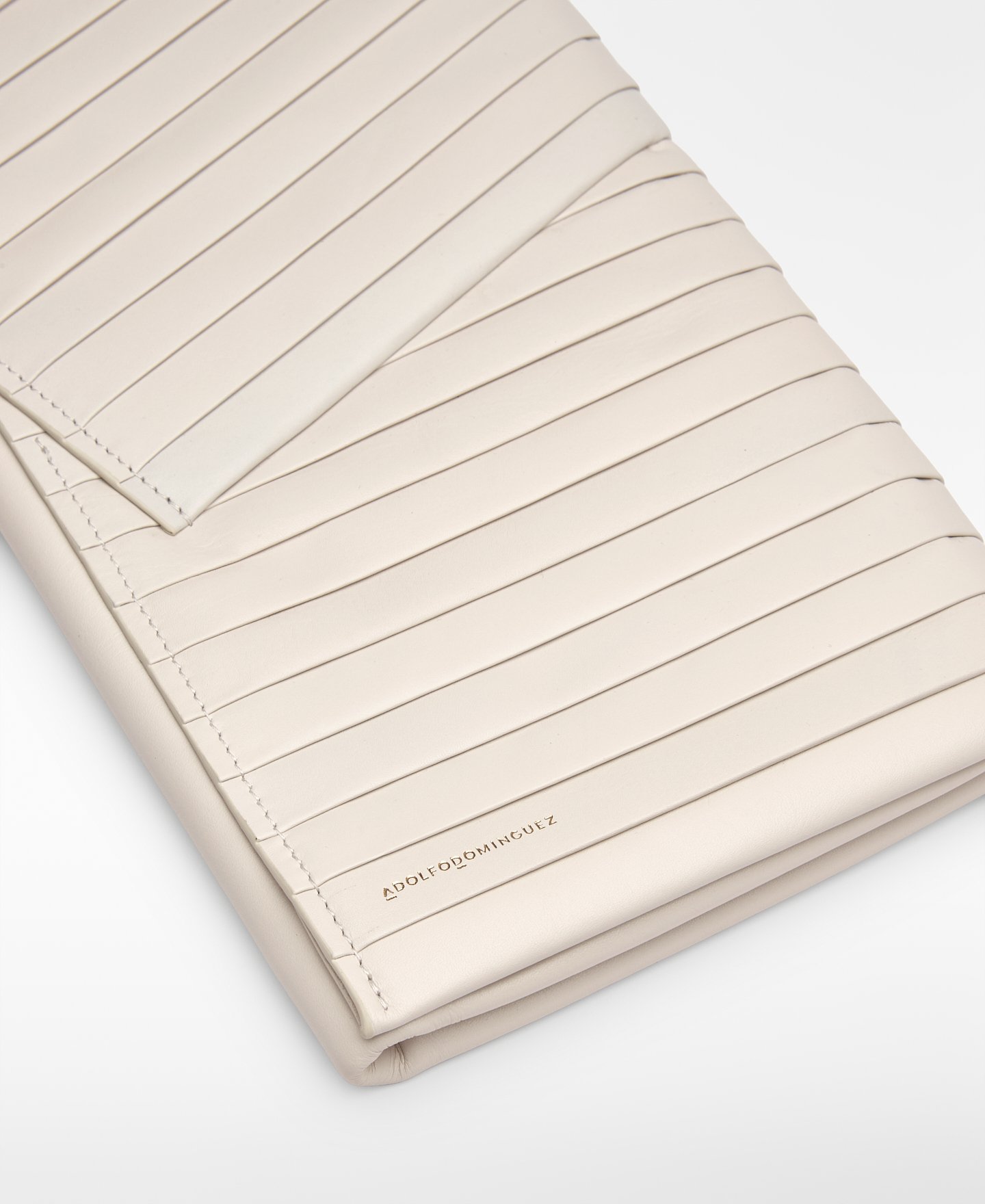 Maxi clutch piel plisada mujer image number 1