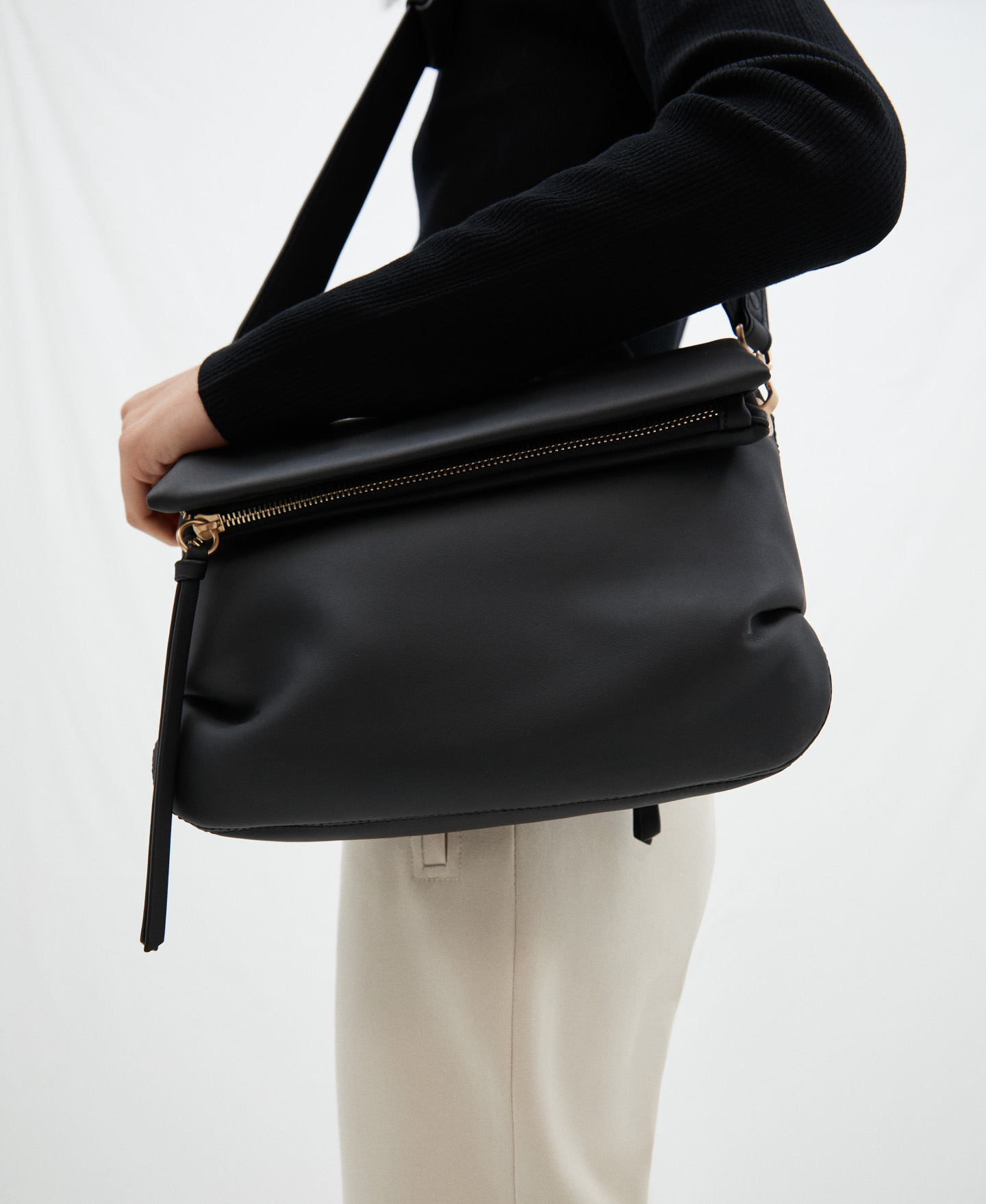 Recycled polyester pleated messenger bag image number 4