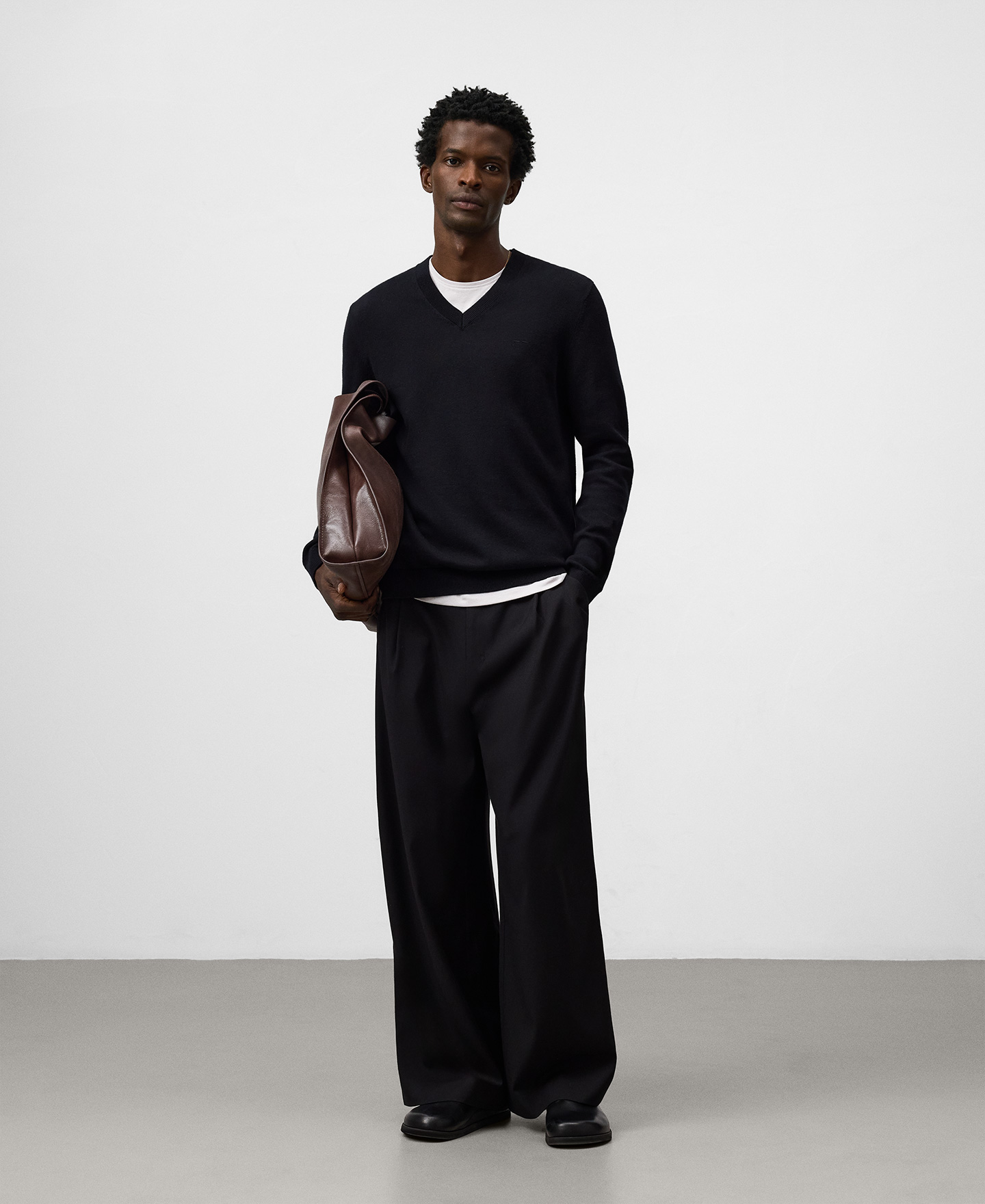 Regular fit V-neck sweater man image number 1