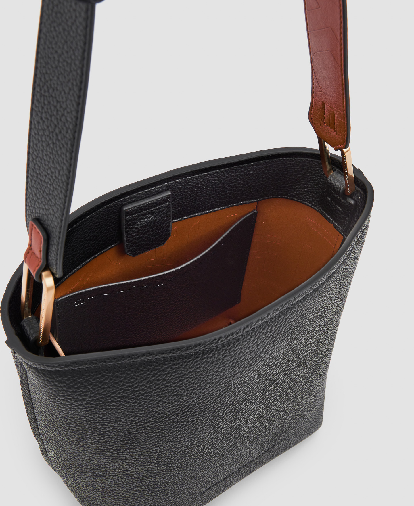 Bolso saco en materiales reciclados image number 2