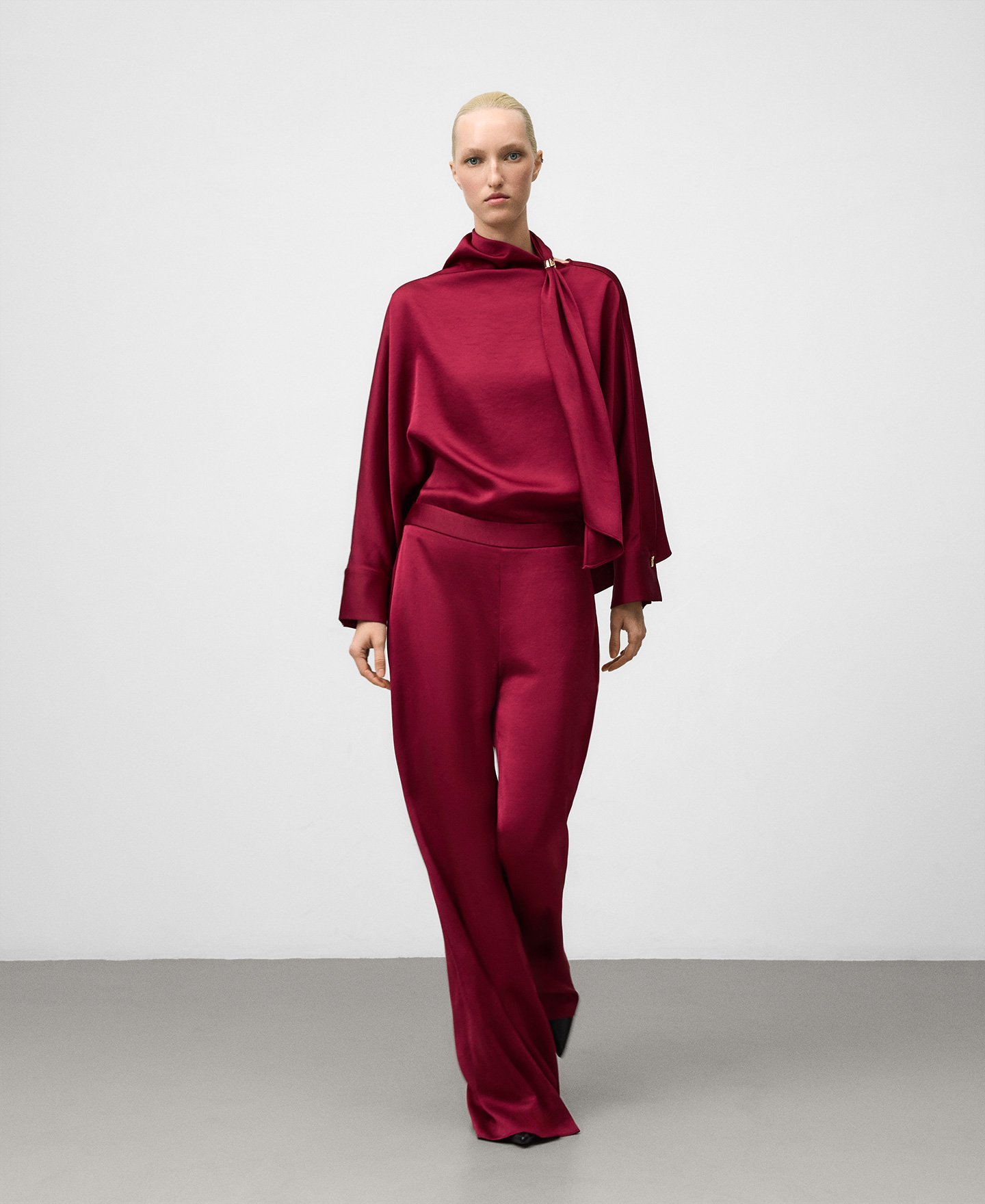 Pantalón satinado pierna ancha mujer image number 3