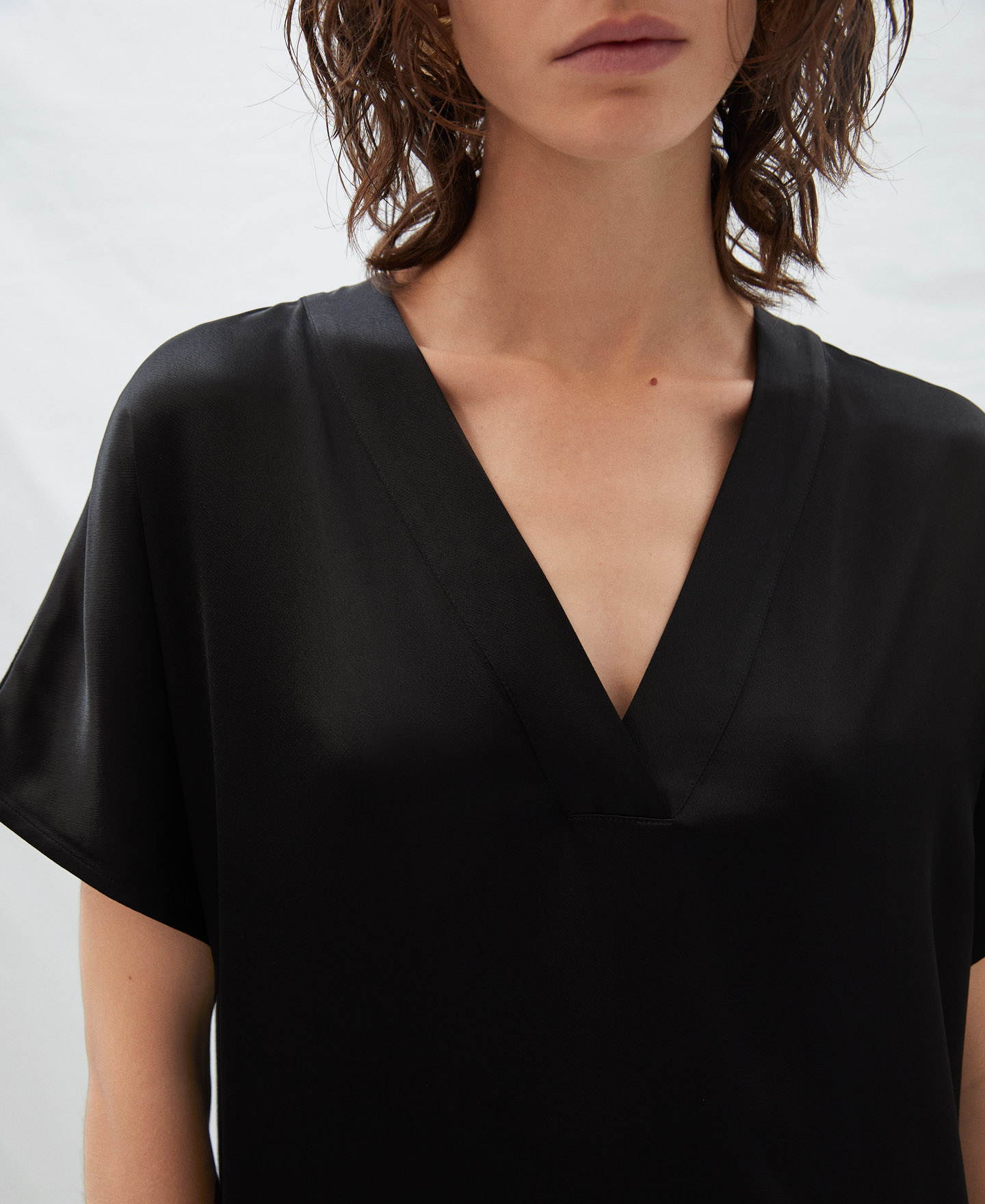 Camiseta escote pico en viscosa image number 3