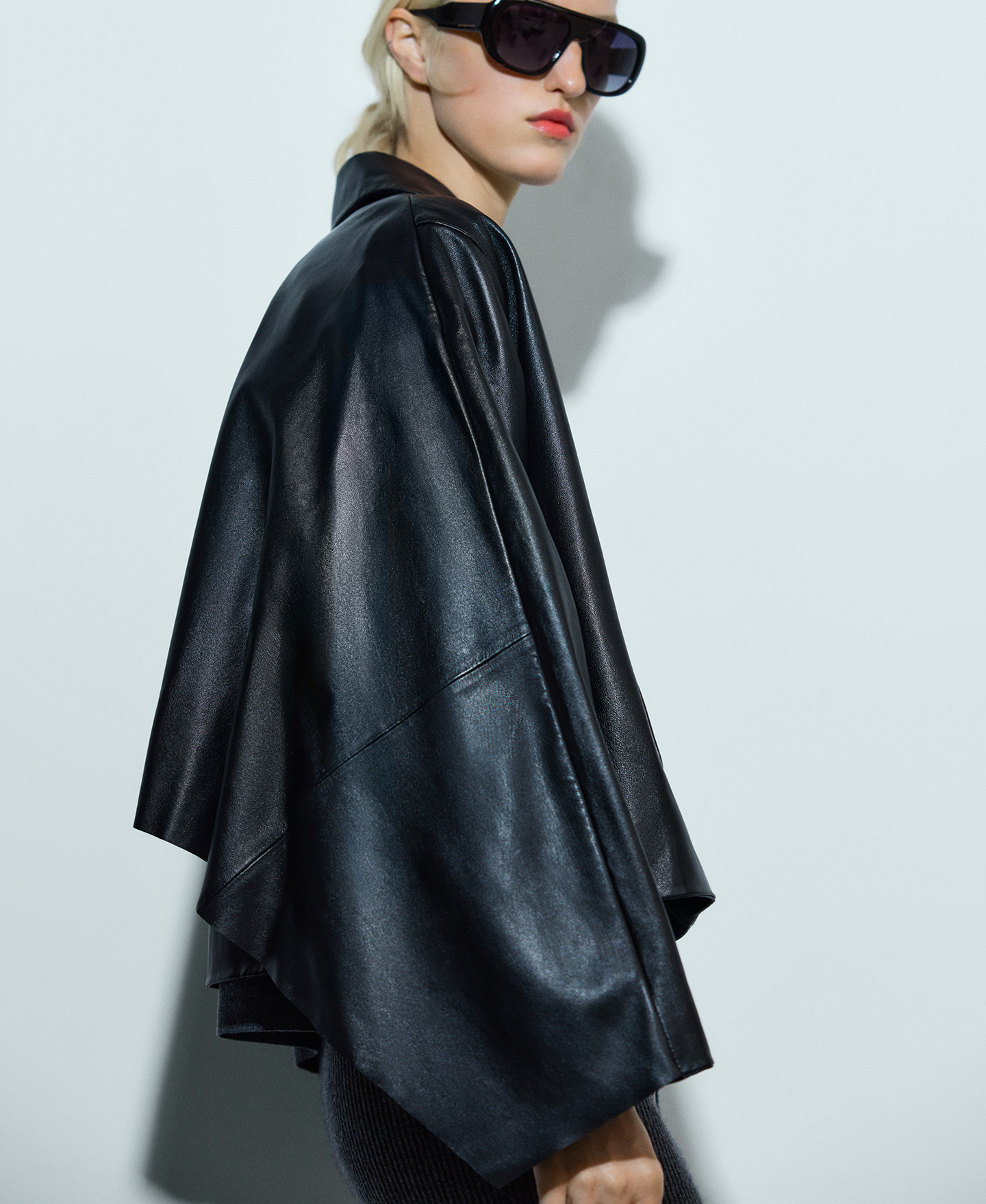 Chaqueta con capa en espalda piel mujer image number 6