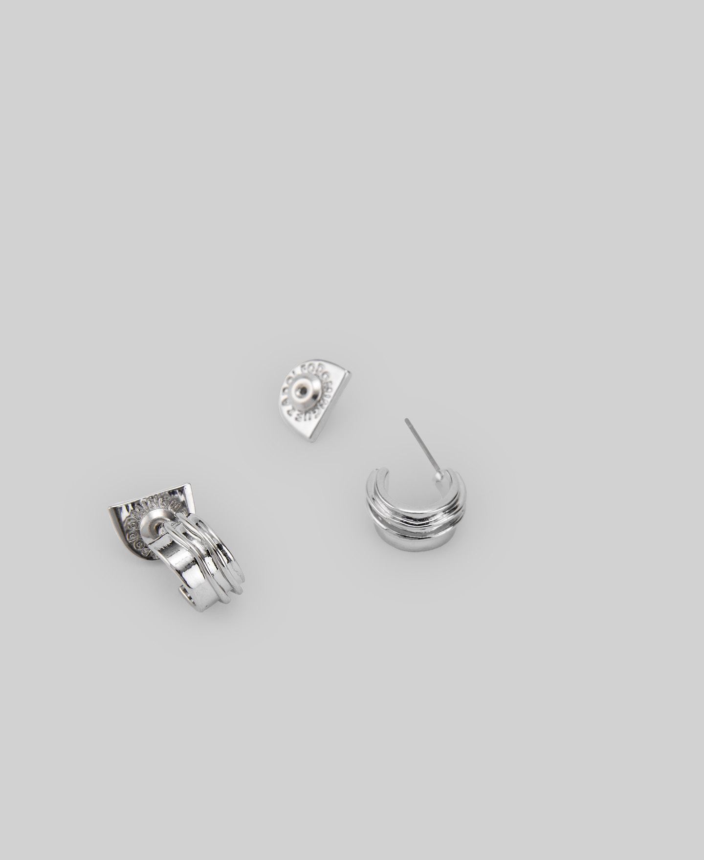 Irregular grooved silver hoops woman image number 2