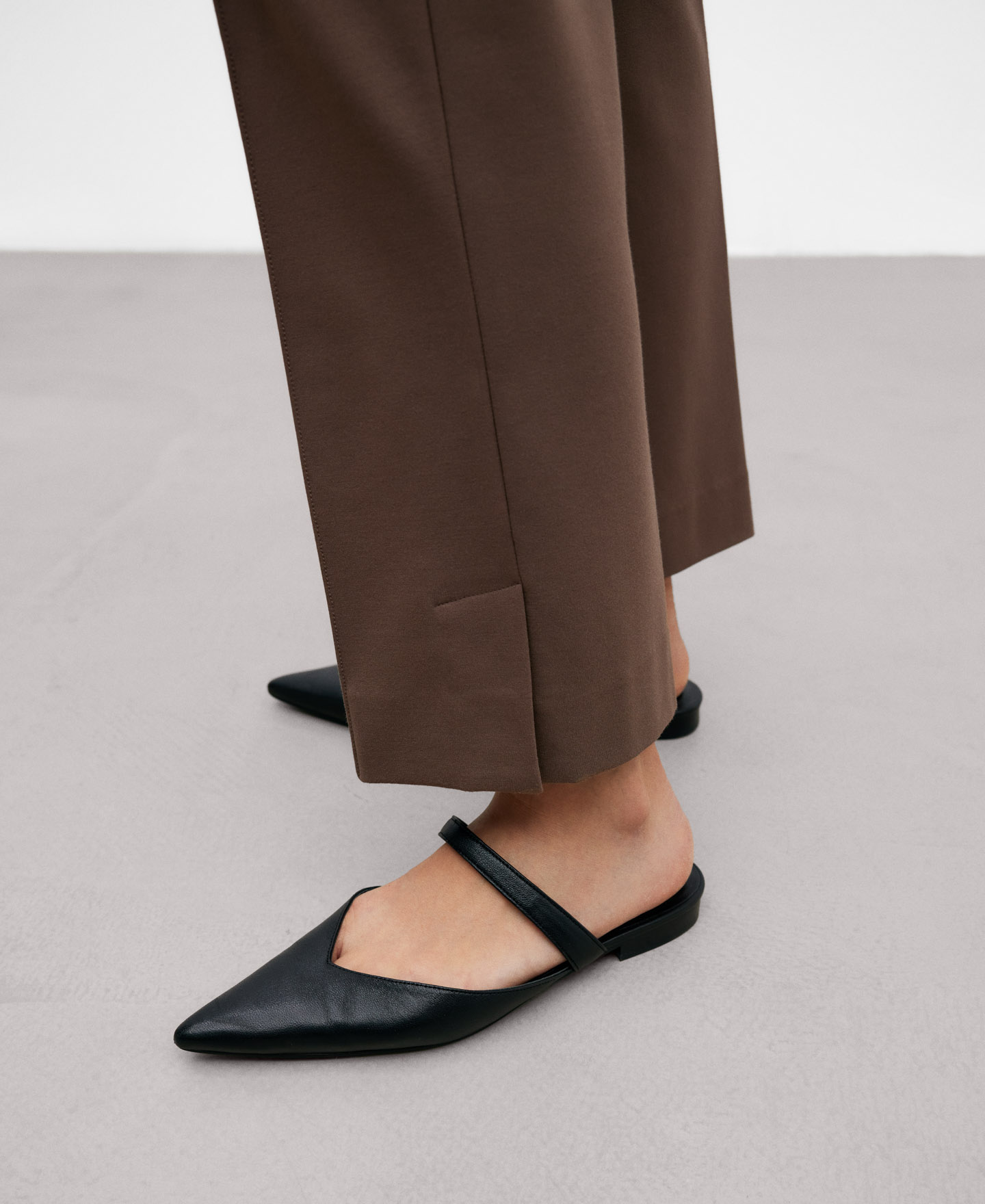 Ankle-length slim fit trousers for women image number 3