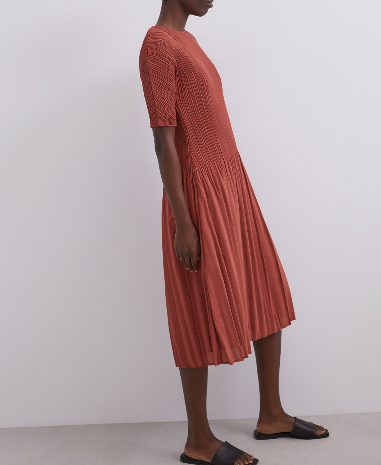 Crinkle midi dress with crew neckline image number 0