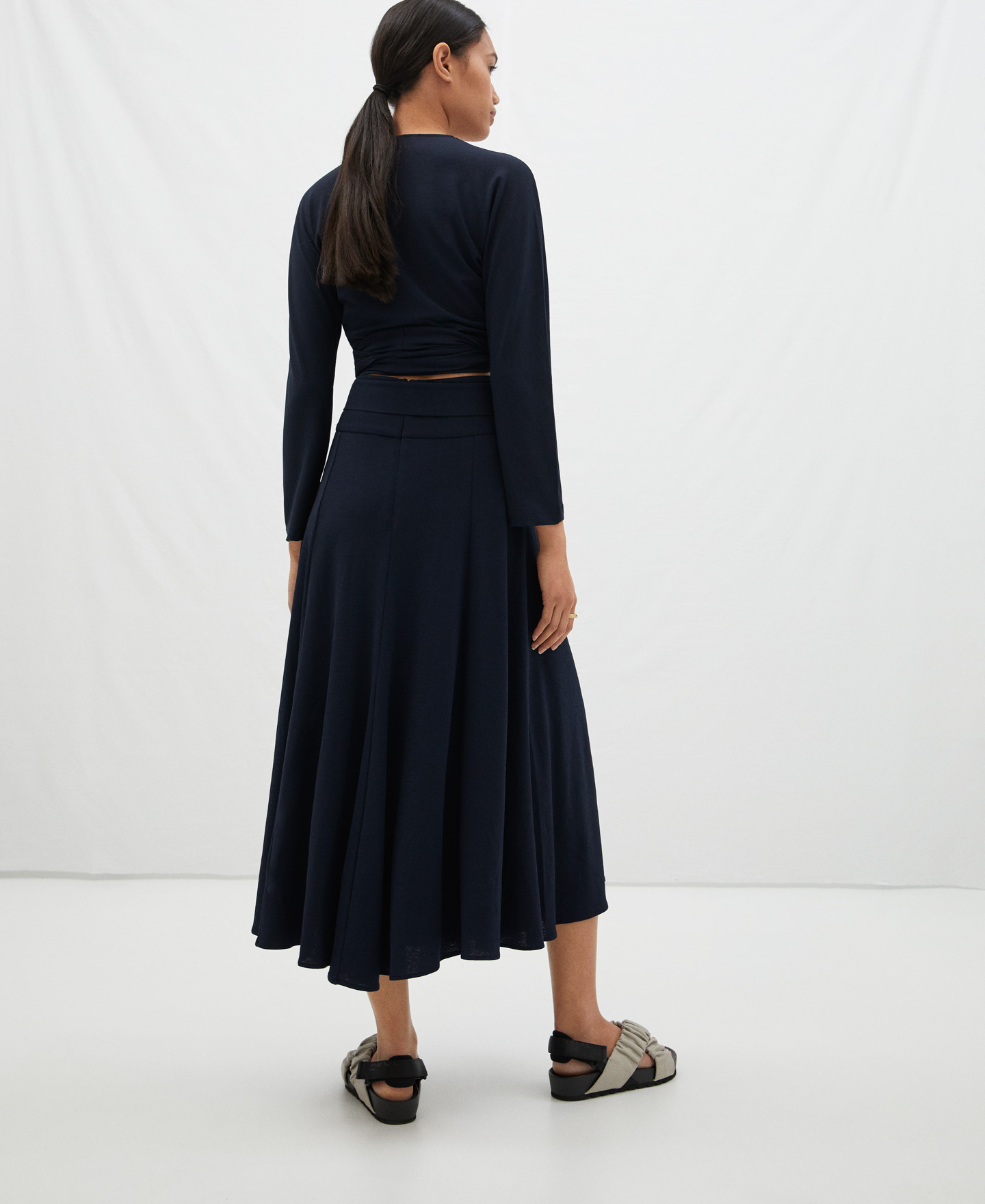 Fluid skirt in elastic knit image number 2