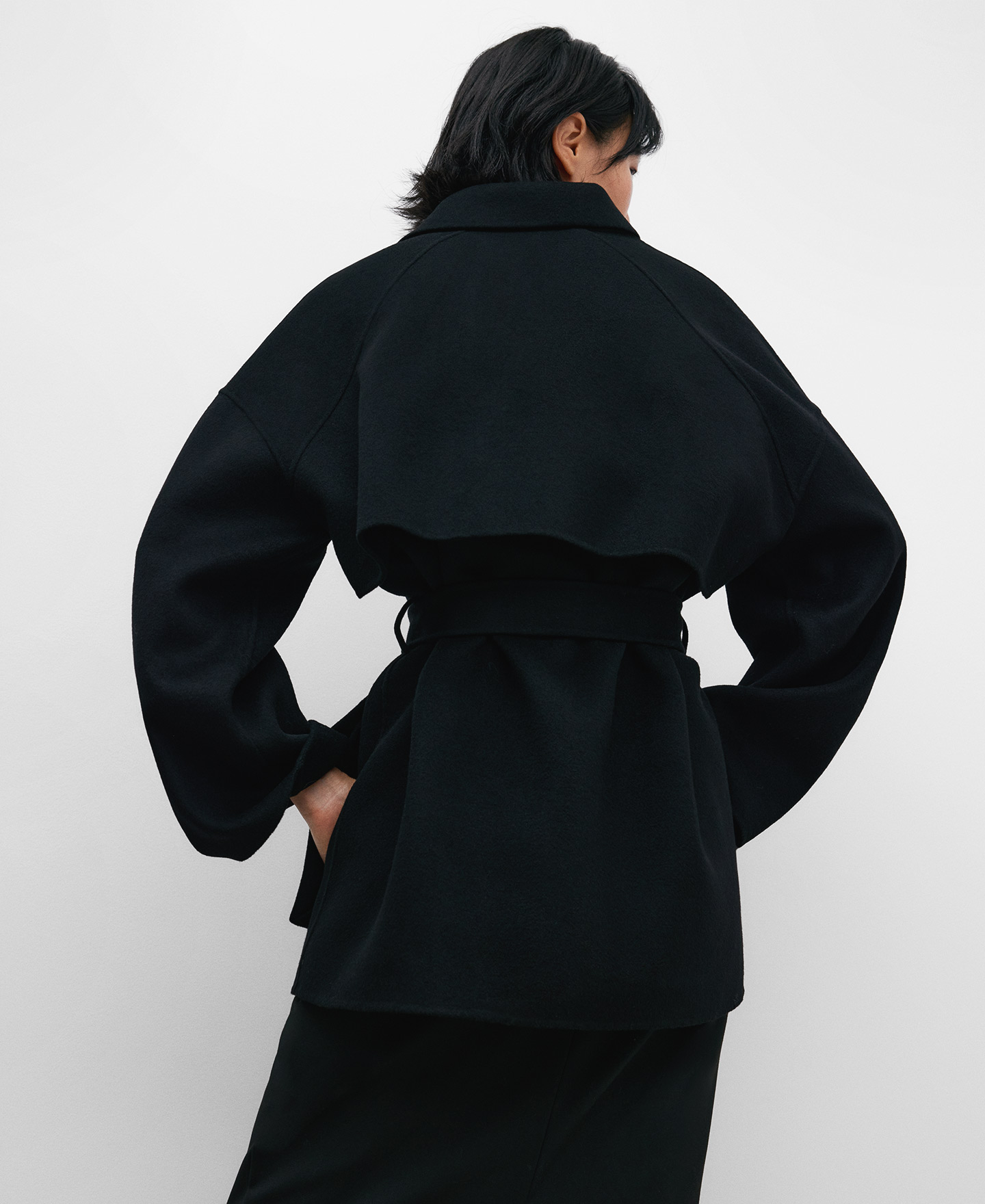 Chaquetón negro en lana merino mujer image number 4