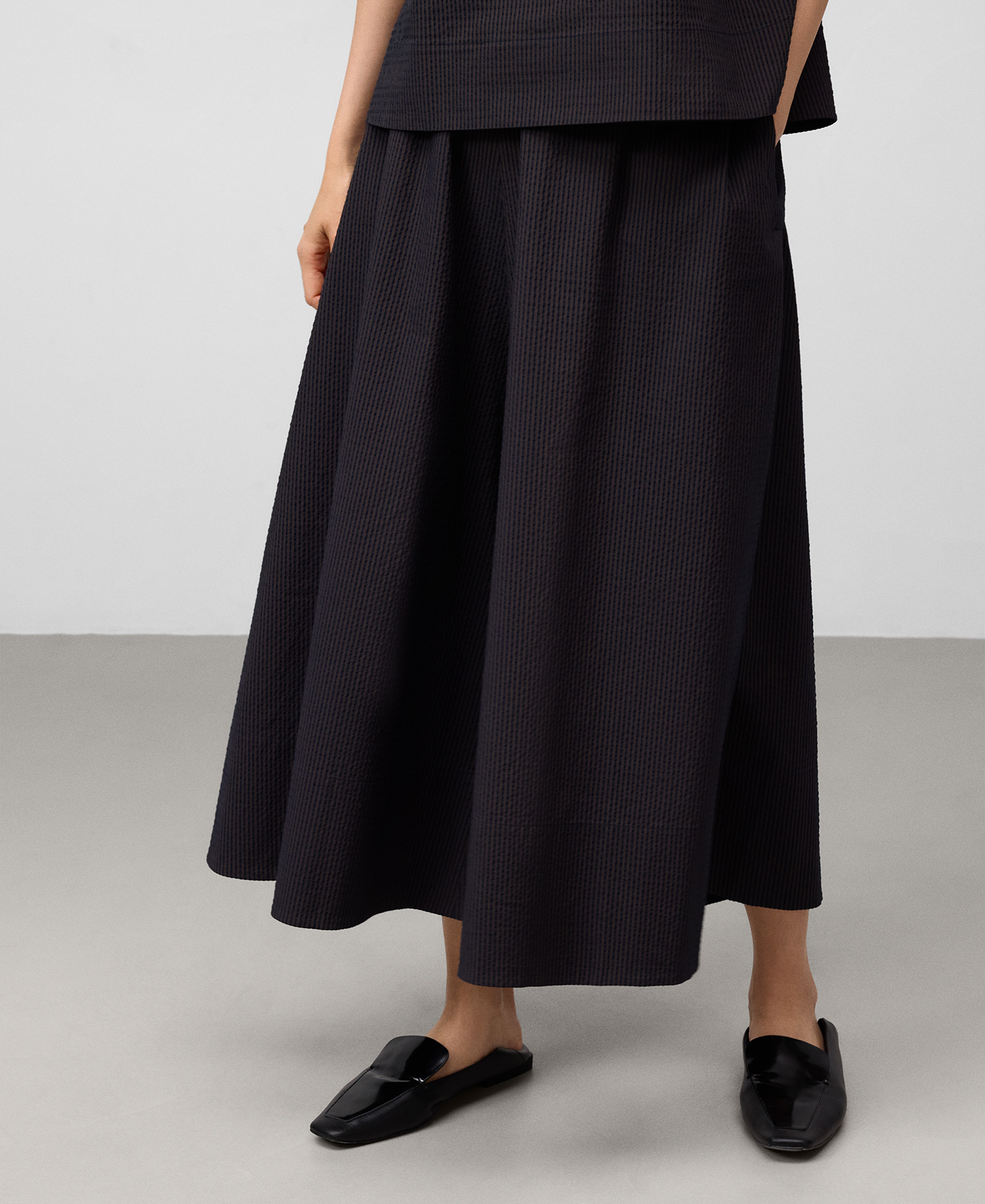 Striped fabric cropped trousers woman image number 0