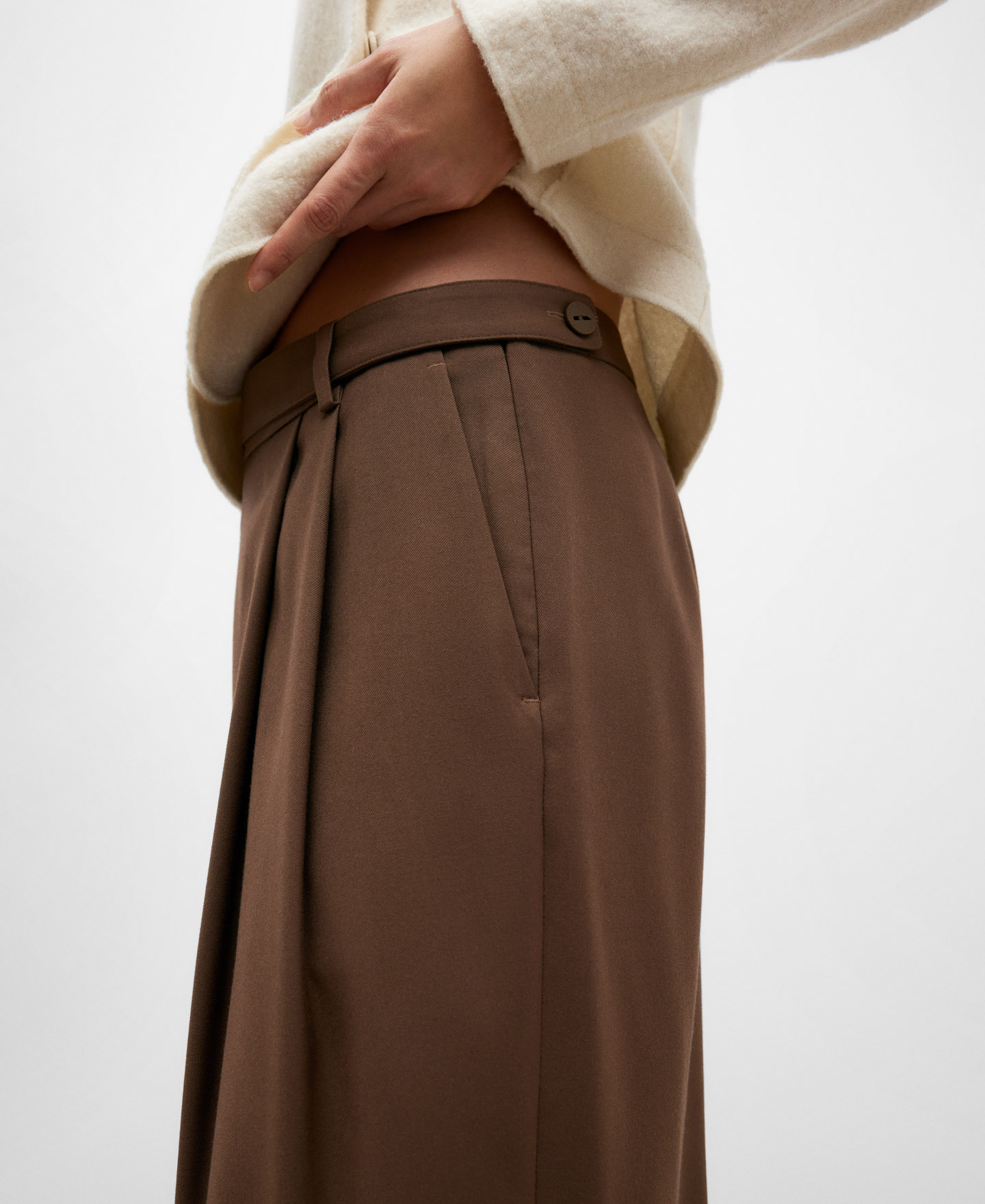 Brown darts trousers for women image number 3