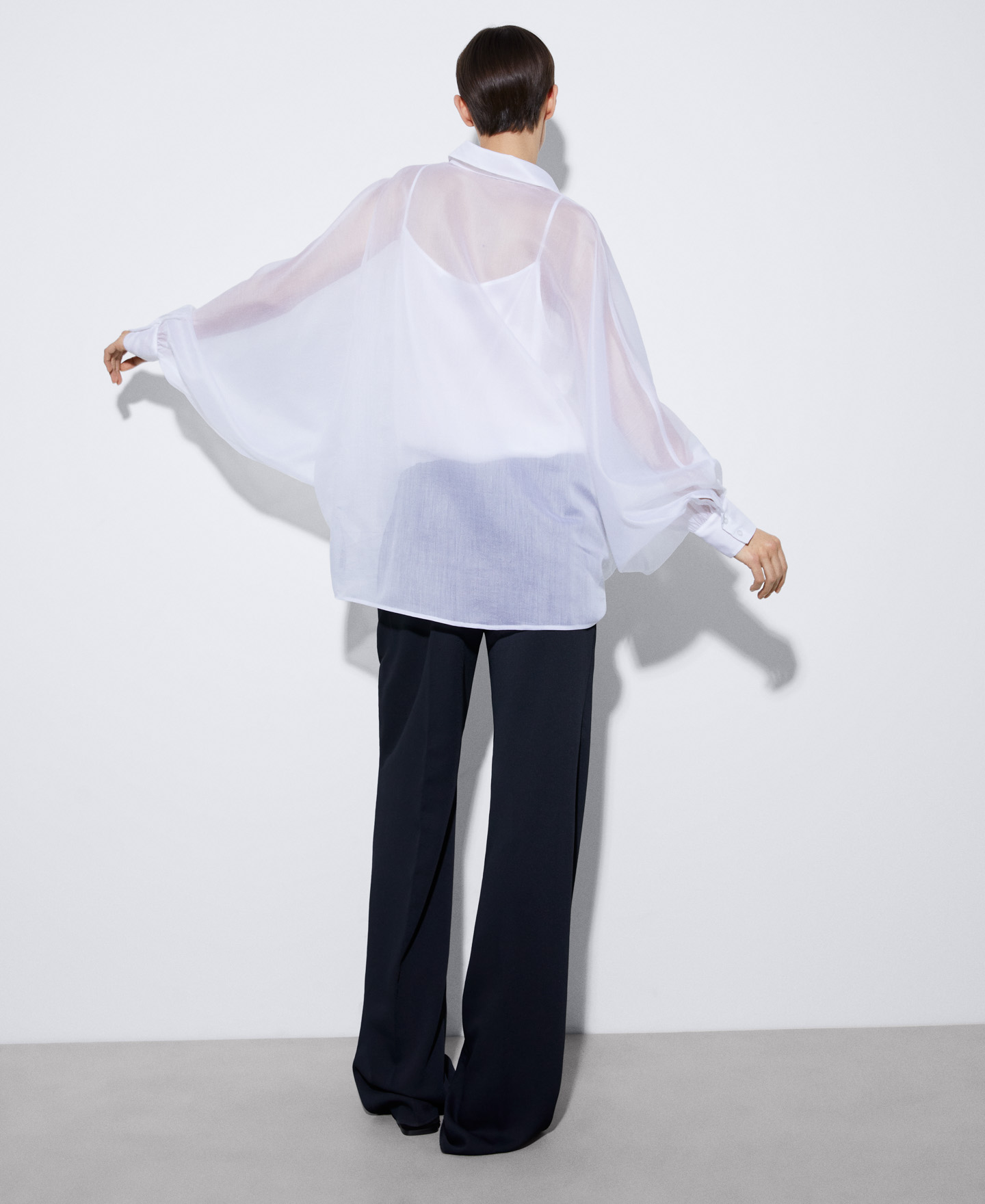 Wide shirt with puffed sleeves image number 2