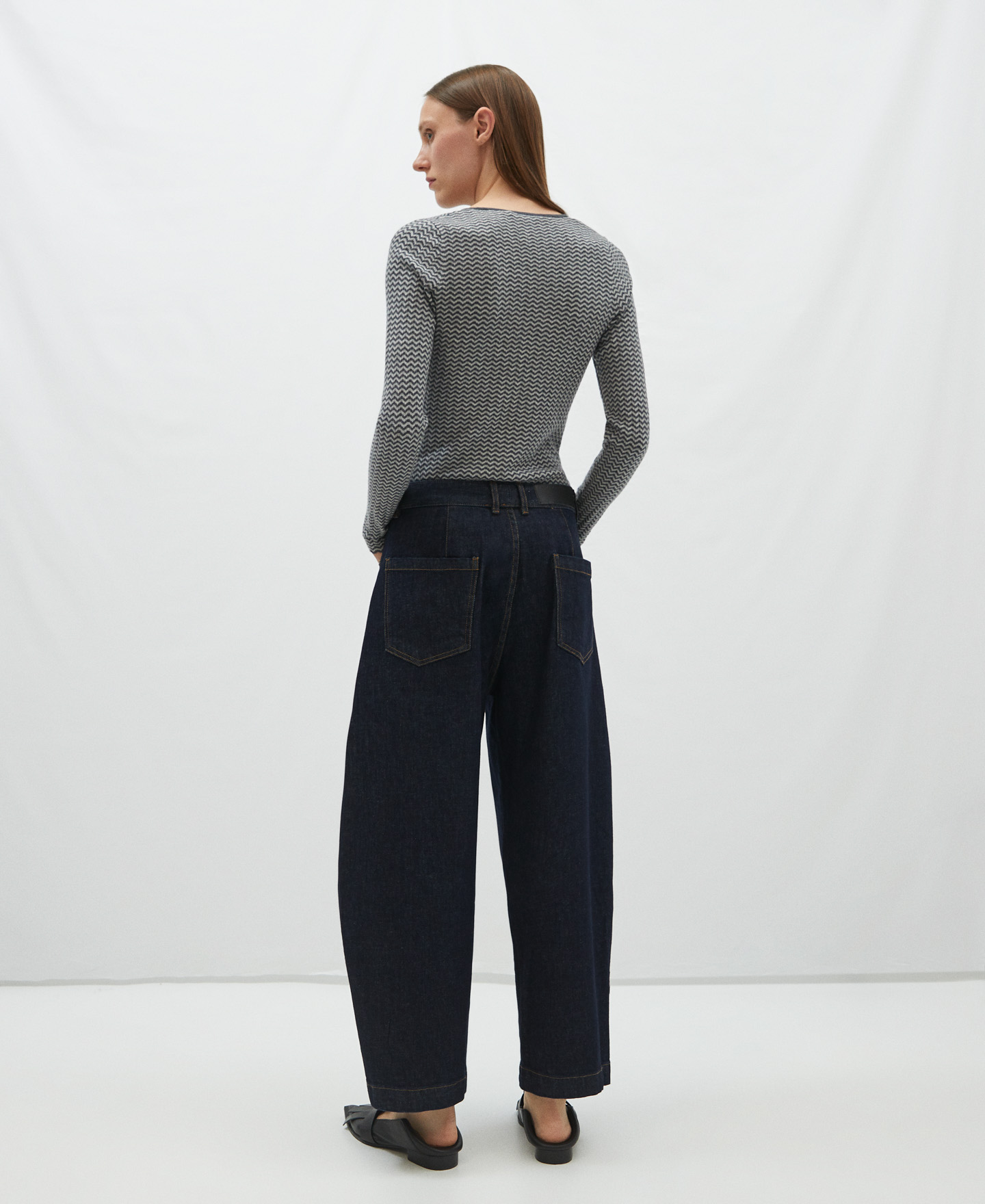 V-neck herringbone jacquard sweater image number 2