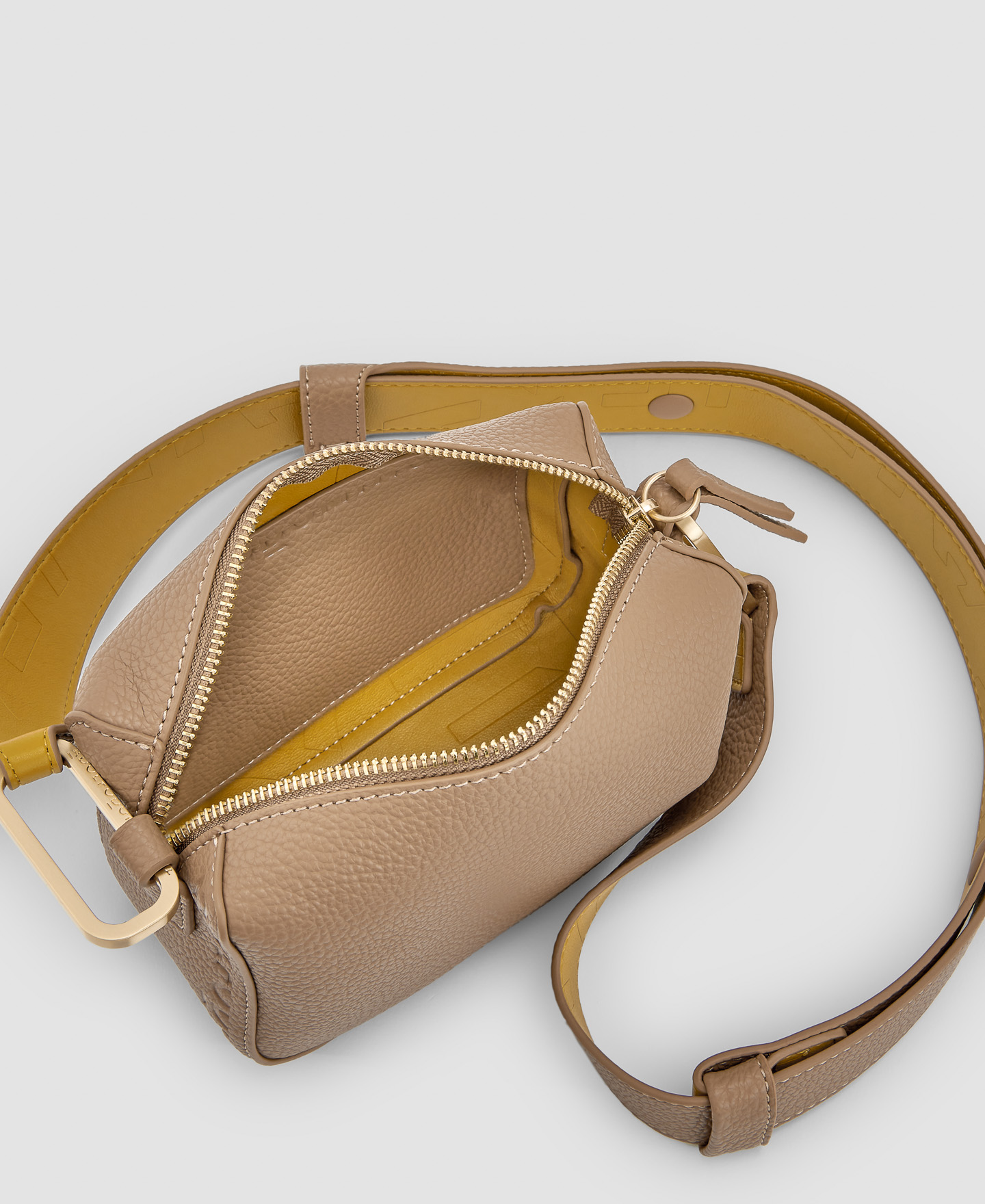 Bandolera en materiales reciclados image number 2